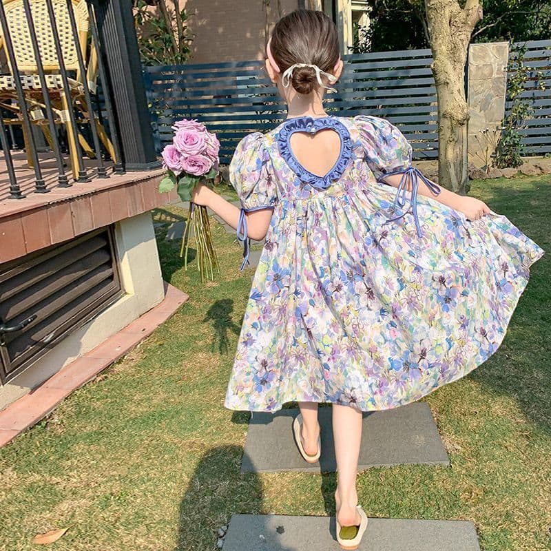 　　　 ◆◇◆売れている秘密◆◇◆ 【華やかな女の子 花柄ワンピース】目を引く色鮮やかなフローラルデザインを全面にあしらった、最新スタイルのキッズ プリンセスドレスです。ふんわりとしたシルエットが、お子様をより可愛らしく演出し、物語の主人公のような一着に仕上がりました。上品な華やかさで、普段着から特別な日まで周りの視線を独り占めします。 【背中あき ワンピース 子供の可愛さを引き立てる】後ろ姿にキュートなハート型のカッティングを施した、遊び心溢れるバックデザイン服です。さりげない肌見せと繊細なフリルのアクセントが、トレンド感たっぷりで爽やかな印象を与えます。前から見ても後ろから見ても隙のないお洒落なデザインで、夏の装いに特別なときめきをプラスしてくれます。 【パフスリーブ 子供服で快適な着心地】ボリューム感のあるパフスリーブが腕を優しく包み込み、袖口の細かなリボンがフェミニンな雰囲気を添える夏用 女の子ドレスです。ゆったりとしたAラインの設計なので、汗ばむ季節でも肌に張り付きにくく、通気性にも優れています。元気いっぱいに動き回るお子様でも、一日中ストレスなく過ごせる快適な一着です。 【お出かけ着 女の子の大切なシーンに】普段のお散歩や公園遊びはもちろん、リゾート旅行やパーティーの記念写真 衣装としても最適です。軽やかで質感の良い素材を採用しており、長時間着用しても美しさをキープします。お洗濯後も型崩れしにくいため、日常のコーディネートに取り入れやすく、ママにとっても嬉しいお手入れのしやすさが魅力です。 【誕生日プレゼント 女の子へのギフトに】流行に敏感なお子様に喜ばれる洗練されたデザインは、子供用 サマードレスとして贈り物にも大変人気です。成長に合わせて選べるサイズ展開で、お孫さんやご友人のお子様への入学・入園祝い、発表会の衣装としてもおすすめです。お子様の笑顔を引き出し、大切な思い出を彩る愛情たっぷりのプレゼントになります。 　　　◆◇◆注意事項◆◇◆ご覧のモニターの環境、撮影環境により実物と色味が異なって見える場合がございます。湿った状態で他のものと擦り合わせると色が移る恐れがあります。濃色品の洗濯時は、白色、淡色と分けて洗ってください。説明 【バックシャンなハートデザイン】背中に施されたハート型のオープンデザインが、後ろ姿を最高にキュートに演出します。繊細で華やかな花柄プリントとパフスリーブの組み合わせが、お姫様のような華やかさをプラス。一歩歩くたびにふんわりと揺れるシルエットは、お子様の可愛らしさを最大限に引き立てる一着です。 【ふんわりパフスリーブ】袖口のリボンタイがアクセントのパフスリーブは、二の腕を優しくカバーしつつ、トレンド感のあるスタイルを叶えます。軽やかで通気性に優れた素材を採用しているため、汗ばむ季節でもベタつきにくく、一日中さらりと快適に過ごせます。上品なフリル使いが洗練された印象を与え、デザインに奥行きを生み出します。 【柔らかな肌触り】お子様の繊細な肌を考慮し、摩擦の少ない柔らかな質感の生地を厳選しました。締め付け感のないゆったりとしたフレアシルエットなので、元気に走り回るお出かけの日でも動きやすく、快適な着心地をキープします。着脱もスムーズに行えるため、日常使いから特別な日まで、あらゆるシーンでストレスなく着用いただけます。 【丁寧な縫製技術】繰り返しの着用やお洗濯でも型崩れしにくいよう、細部まで丁寧に縫製されています。鮮やかな発色の花柄は色落ちしにくく、美しいデザインを長くお楽しみいただけます。シワになりにくい性質も備えているため、アイロンがけの手間を軽減。忙しいご両親にとっても嬉しい、お手入れが簡単な実用的なドレスです。 【幅広いシーンに対応】ピアノの発表会、結婚式、お誕生日会などのフォーマルな場はもちろん、家族旅行やリゾート地でのお出かけなど、日常のちょっとしたおめかしにも最適です。サイズ展開も豊富で、成長に合わせてお選びいただけるため、大切な方へのプレゼントとしても大変喜ばれます。お子様の特別な思い出を、この一着で華やかに彩りましょう。