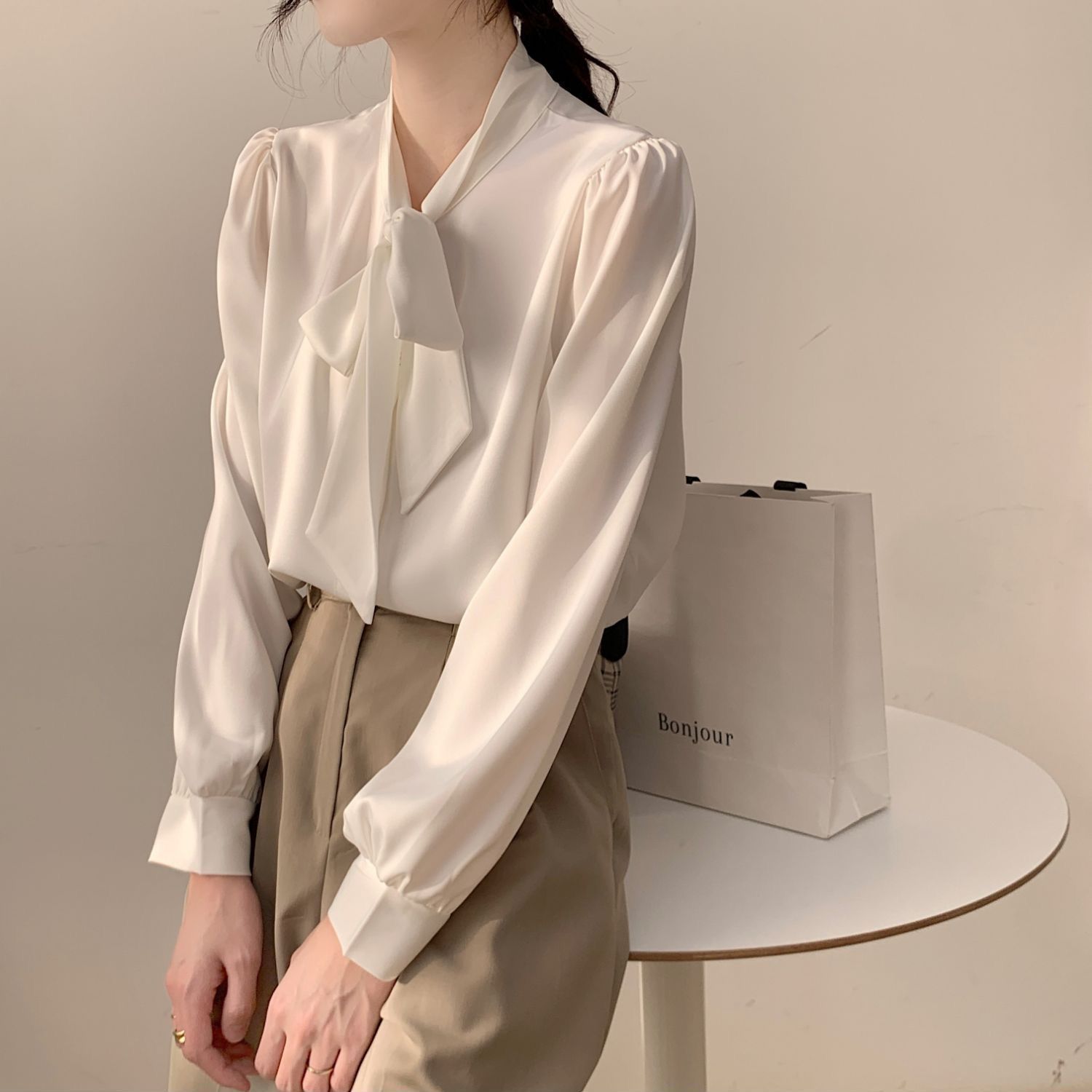 Rakuten - ブラウス レディース 長袖 ボウタイ リボン きれいめ オフィス 通勤 事務服 シフォン とろみ パフスリーブ トップス 上品 フォーマル カジュアル 春 秋 おしゃれ 可愛い 柔らかい ゆったり 大