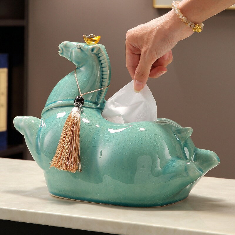 　　　 ◆◇◆売れている秘密◆◇◆ 【磁器製 ティッシュケース オブジェ】滑らかな陶磁器の質感と、独特の貫入（ひび割れ模様）が美しい溢れるティッシュボックスです。馬や元宝をモチーフにした独創的な造形は、お部屋の雰囲気を一気に格上げする芸術品のような佇まい。インテリアとしての存在感も抜群で、置くだけで洗練された空間を演出します。 【卓上収納 便利な設計 出し入れ簡単】天面には広めの取り出し口を設けており、ティッシュの補充や取り出しが非常にスムーズです。実用性はもちろん、生活感が出がちな市販のパックを隠してスマートに収納可能。適度な重みがある磁器製なので、ティッシュを引き出す際も本体が安定し、ストレスなくご使用いただけます。 【和洋折衷 インテリア リビング 置物】落ち着いたブルー系の色合いと伝統的な意匠が融合し、モダンから和室まで幅広いスタイルに調和します。リビングのコーヒーテーブル、玄関のサイドボード、書斎のデスクなど、どこに置いても目を引くデザイン。日常の何気ないシーンに、彩りと気品を添えてくれる優雅なアイテムです。 【セラミック 丁寧な仕上げ】厳選された素材を高温で焼き上げたなセラミックを採用。表面は汚れが付きにくく、お手入れは布でサッと拭き取るだけで清潔な状態を長く保てます。細部まで丁寧に手作業で仕上げられたディテールと、アクセントの房飾りが、手に取るたびに質の高さを感じさせてくれます。 【新築祝い 開店祝い 贈り物 ギフト】縁起の良いモチーフを形にしたデザインは、ご自宅用はもちろん、大切な方へのプレゼントとしても大変喜ばれます。新築祝い、開店祝い、長寿のお祝いなど、特別なギフトシーンに最適。機能性と装飾性を兼ね備えており、オフィスや店舗の接客スペースを華やかに彩る逸品です。 　　　◆◇◆注意事項◆◇◆ご覧のモニターの環境、撮影環境により実物と色味が異なって見える場合がございます。湿った状態で他のものと擦り合わせると色が移る恐れがあります。濃色品の洗濯時は、白色、淡色と分けて洗ってください。説明 【馬 置物 ティッシュケース】気品溢れるエメラルドグリーンの色彩と、躍動感のある馬のデザインが魅力のティッシュボックスです。繊細な氷裂（ひび割れ）模様が施された陶器製で、光の加減で美しい表情を見せます。お部屋のインテリアにをプラスし、訪れるゲストの目を惹く芸術的な置物としても最適です。 【縁起物 インテリア 置物】伝統的な縁起物をモチーフにした、福を呼び込むような気高いフォルム。中央には「福」の文字が刻まれ、家庭の円満や成功を願うシンボルとして愛されています。リビングや寝室のデスクを彩るだけでなく、生活感の出やすいティッシュをお洒落に隠してくれる、機能美と伝統が融合したアイテムです。 【高級陶器 氷裂紋 職人仕上げ】高温で焼き上げられたなセラミックを採用し、滑らかな手触りと程よい重量感を実現しました。馬の首元に添えられた優雅なタッセルがアクセントになり、クラシックな趣を際立たせます。安定感があるためティッシュを取り出す際も箱が動きにくく、最後までスムーズにお使いいただけます。 【おしゃれ ティッシュカバー 卓上収納】実用性と装飾性を兼ね備え、ご自宅のリビングやダイニングだけでなく、ホテルのロビーやオフィスの応接室など、格調高い空間にも自然に馴染みます。ティッシュの補充も手軽に行え、デスク周りを格上げする「見せる収納」として、日常の風景をより贅沢なものへと変えてくれます。 【新築祝い 結婚祝い ギフト】精巧な造形と縁起の良いデザインは、大切な方への贈り物に非常に喜ばれます。新築祝い、開店祝い、記念日、またはビジネスギフトとして、贈る側のセンスが光る逸品です。日常の中に優雅なひとときを演出する特別なインテリア雑貨として、幅広いシーンでご愛用いただけるギフトに仕上がっています。