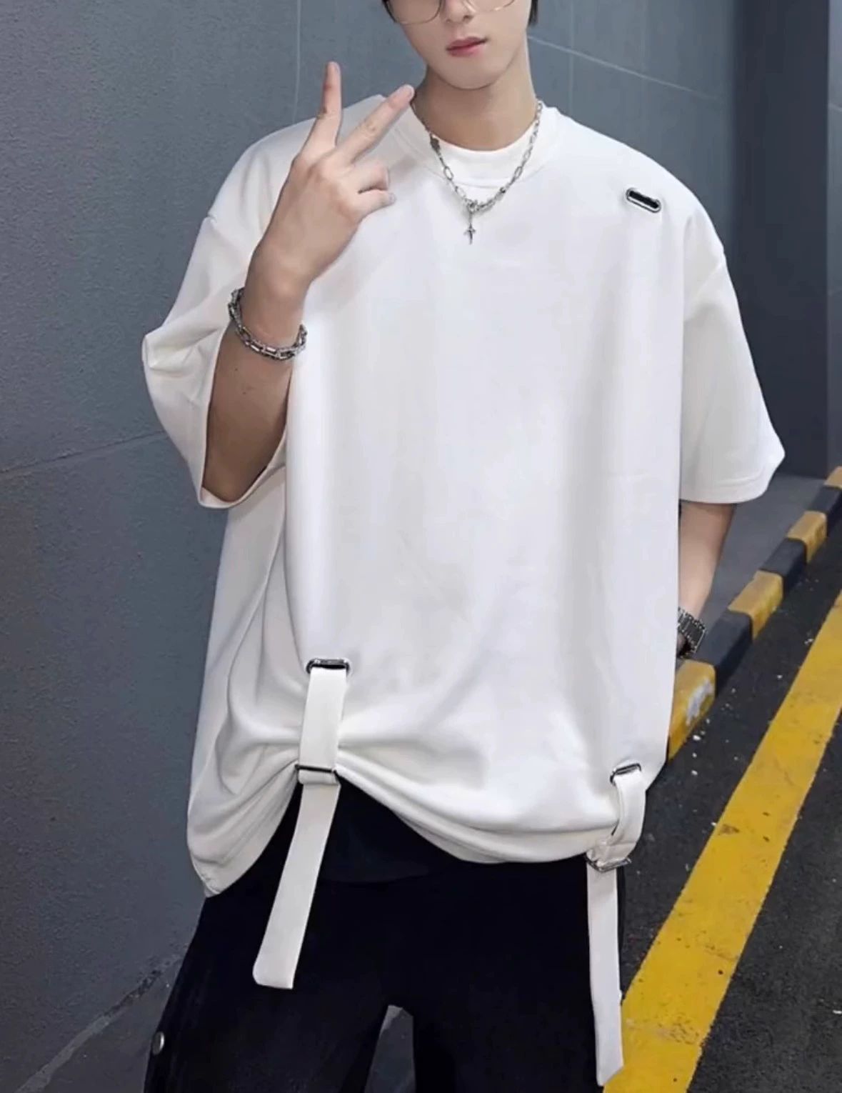 　　　 ◆◇◆売れている秘密◆◇◆ 【オーバーサイズ Tシャツ・ストリート系 ファッション】最新トレンドを取り入れたオーバーサイズ Tシャツです。深みのあるワインレッドのカラーリングが大人っぽさを演出しつつ、ゆったりとしたビッグシルエットで、1枚で旬のストリート系 ファッションを完成させます。シンプルになりがちなコーディネートに、洗練された個性をプラスしてくれます。 【デザインTシャツ・メタルパーツ】肩や裾に配されたメタルパーツが目を引く唯一無二のデザインTシャツです。他にはないハトメとベルトの装飾が、パンクやゴシックな雰囲気を醸し出し、エッジの効いたスタイルを叶えます。ディテールにまでこだわり抜いたメタルパーツのアクセントが、あなたのファッションセンスをより一層引き立てます。 【ゆったり 半袖 トップス・カジュアルウェア】肌触りの良い上質な素材を採用しており、ゆったり 半袖 トップスとして最高の着心地を提供します。体のラインを拾わないワイドな設計で、リラックス感のあるカジュアルウェアとしてデイリーに活躍。通気性も良く、春先から夏、秋の始まりまでストレスフリーに着用できる、機能性と美しさを兼ね備えた一着です。 【メンズ Tシャツ・耐久性 生地】しっかりとした厚みの生地を使用しており、型崩れしにくく高い耐久性を誇ります。メンズ Tシャツとして重宝する落ち着いた色合いで、洗濯を繰り返しても風合いが損なわれにくいのが魅力。丁寧な縫製仕上げにより、お気に入りの一着として長くご愛用いただける品質を追求した、着回し力の高いアイテムに仕上げました。 【男女兼用 ユニセックス・人気 プレゼント】性別を問わずおしゃれを楽しめる男女兼用 ユニセックスなデザインで、カップルでのシミラールックやペアコーデにも最適です。自分用にはもちろん、トレンドに敏感な友人やパートナーへの人気 プレゼントとしても喜ばれること間違いなし。多様な体型にフィットするサイズ感で、自由度の高いスタイリングを楽しめます。 　　　◆◇◆注意事項◆◇◆ご覧のモニターの環境、撮影環境により実物と色味が異なって見える場合がございます。湿った状態で他のものと擦り合わせると色が移る恐れがあります。濃色品の洗濯時は、白色、淡色と分けて洗ってください。説明 【デザインTシャツで差をつける】肩部分に施されたメタルパーツがアクセントになる、洗練されたオーバーサイズのトップスです。シンプルながらもエッジの効いたデザインは、のトレンドを取り入れたモードなストリートスタイルに最適。一枚で着用するだけで、こなれ感のある都会的なコーディネートが瞬時に完成します。 【体型カバーを叶えるゆったりシルエット】広めの身幅とドロップショルダーを採用したビッグシルエットで、リラックス感のある快適な着心地を実現。気になる二の腕を自然にカバーする絶妙な長さの五分袖は、夏場でも風通しが良く涼やかに過ごせます。デイリーユースから軽めの運動まで、シーンを選ばず活躍する一着です。 【個性が光る男女兼用のユニセックス仕様】裾にあしらわれたストラップベルトが独自の存在感を放ち、他とは被らない個性を演出します。性別を問わずスタイリッシュに着こなせる男女兼用のデザインなので、カップルでのリンクコーデにもおすすめ。ワイドパンツやショートパンツと合わせるだけで、ハイセンスな佇まいになります。 【肌に馴染む質感とこだわりの耐久性】厳選された高品質な素材を使用しており、柔らかくさらりとした肌触りが特徴です。しっかりとした生地感で型崩れしにくいため、毎日の洗濯を繰り返しても長く愛用いただける耐久性を備えています。カジュアルな中にも品格を感じさせる質感は、大人の休日スタイルを格上げしてくれます。 【あらゆるシーンで活躍する万能カジュアルトップス】タウンユースはもちろん、アウトドアやイベントなどでも注目を集める一着。自分用としてはもちろん、大切な方への贈り物としても大変喜ばれるアイテムです。豊富なサイズ展開により、ジャストサイズで着るのも、あえて大きめを選んでトレンドを強調するのも自由自在です。