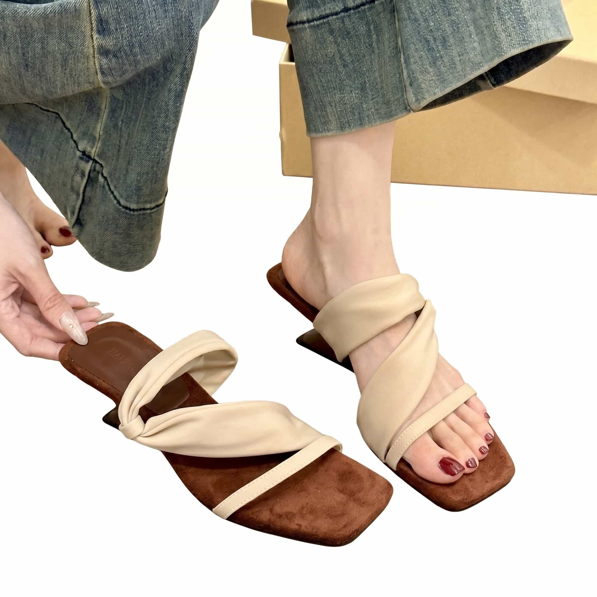 　　　 ◆◇◆売れている秘密◆◇◆ 【洗練されたスクエアトゥ】トレンドのスクエアトゥを採用し、足元から都会的でモダンな印象を演出するミュール サンダルです。上品なブラックのクロスストラップが足を優しく包み込み、シンプルながらも計算されたシルエットが魅力。ヴィンテージ感漂う落ち着いた配色で、大人の女性の品格を際立たせる一足に仕上げました。 【安定感のあるデザインヒール】独創的で美しいフォルムの変形ヒールは接地面が広く、歩行時の安定感をしっかりサポートします。程よい高さのハイヒールでありながら、長時間履いても疲れにくい設計が嬉しいポイント。デザイン性と実用性を両立させ、忙しい日常でも軽やかな足取りを叶える一足として重宝します。 【通気性抜群のオープントゥ】開放感のあるオープントゥデザインは、夏場の蒸れを軽減し、常に清潔で快適な履き心地をキープします。クロスストラップにより、足元をすっきりと見せる美脚効果も期待できます。素材の質感にもこだわり、肌当たりが柔らかいため、素足でも心地よくフィットするレディース サンダルです。 【オンオフ使える万能コーデ】カジュアルなデニムスタイルから、エレガントなワンピース、洗練されたオフィススタイルまで、幅広いシーンで活躍します。きれいめな印象を与えるデザインは、デイリー使いはもちろん、デートやパーティーなどの華やかな場面にも最適。春夏シーズンのワードローブに欠かせない万能アイテムです。 【脱ぎ履き楽々なつっかけタイプ】サッと履けるスリッパ型のデザインで、お出かけ前の忙しい時間もスマートに対応できます。細部まで丁寧に作り込まれたおしゃれな外観は、自分へのご褒美や大切な方へのプレゼントにもぴったり。のとして、周囲と差をつけたい大人の女性におすすめしたい逸品です。 　　　◆◇◆注意事項◆◇◆ご覧のモニターの環境、撮影環境により実物と色味が異なって見える場合がございます。湿った状態で他のものと擦り合わせると色が移る恐れがあります。濃色品の洗濯時は、白色、淡色と分けて洗ってください。説明 【エレガントなクロスデザイン・美脚見え】 都会的で洗練された雰囲気を醸し出すクロスストラップが、足元をスリムかつ美しく演出します。フランス風のレトロなエッセンスを取り入れ、履くだけで足首からつま先までを美しく見せるスタイルアップを叶える一足。ミニマルなデザインながらも存在感があり、大人の女性の魅力を最大限に引き出します。 【解放感のあるオープントゥ・安定感あるヒール】 指先が窮屈にならないスクエア気味のオープントゥ設計を採用し、長時間の着用でも快適な履き心地をキープします。独特な形状の彫刻的なヒールは、デザイン性に優れているだけでなく、接地面に配慮した安定感を確保。歩きやすさと美しさを両立させ、デイリーユースから特別な日まで幅広く活躍します。 【スリッポン感覚で脱ぎ履き・様々なシーンに】 忙しい朝や外出先でもサッと履けるミュールタイプ。ストラップが足を優しくホールドし、程よいフィット感を実現しました。オフィスカジュアルから休日のお出かけ、パーティーシーンまで、どんな場面でも違和感なく馴染みます。これ一足で、トレンド感のある大人の抜け感をコーディネートにプラスできます。 【のあるマットな質感・細部へのこだわり】 落ち着いた質感の素材を使用しており、上品で高見えする仕上がりです。肌当たりの柔らかなストラップ素材を採用しているため、摩擦による負担を軽減し、快適な歩行をサポートします。丁寧な仕上げによるディテールへのこだわりが、製品の信頼性を高めており、洗練された足元を長くお楽しみいただけます。 【季節を彩る万能アイテム・ギフトにも最適】 のトレンドを先取りしたモダンなデザインで、春夏のファッションを格上げする一足。ワンピースやスラックスはもちろん、カジュアルなデニムとの相性も抜群です。ご自身へのご褒美としてはもちろん、大切な方への誕生日や記念日のプレゼントとしても喜ばれる、ファッションセンスの光る一品です。