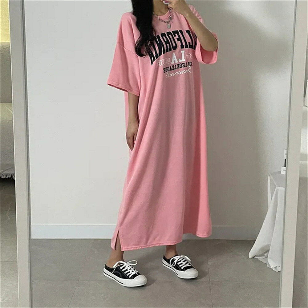 　　　 ◆◇◆売れている秘密◆◇◆ 【トレンド感のあるTシャツワンピース】ゆったりとしたシルエットで、気になる体型を自然にカバーするTシャツワンピースです。カジュアルなロゴプリントがアクセントとなり、一枚でこなれた雰囲気を演出できます。柔らかい素材感で、暑い夏の日も肌触りよく快適に過ごせるのが魅力。デイリー使いにぴったりの一着です。 【体型を気にせず着られるゆったりサイズ】ぽっちゃりさんや大きめサイズをお探しの方にも嬉しい、締め付け感のないオーバーサイズ設計。お腹周りやヒップラインをふんわりと隠せるため、スタイルアップ効果も期待できます。動きやすいデザインなので、リラックスタイムはもちろん、ちょっとした外出着としても活躍します。 【快適な着心地のロング丈ルームウェア】膝下まであるロング丈なので、素足でも気兼ねなく着用できるのが特徴です。お家でのリラックスタイムにはルームウェアやパジャマとして、急な来客や近所への買い物にはそのままワンマイルウェアとして対応可能。忙しい毎日に寄り添う、手放せない一着になります。 【お手入れ簡単でデイリー使いに最適】耐久性のある素材を使用しており、ご家庭でのお洗濯も簡単。型崩れしにくく、忙しい毎日のデイリー使いにぴったりなTシャツワンピースです。夏場に何度着ても心地よさが続く品質にこだわりました。シワになりにくい素材感で、旅行や宿泊時の着替えとしても便利です。 【幅広い年代に愛されるデザイン】シンプルながらものこなれたデザインは、年齢を問わず幅広い層の方に楽しんでいただけます。友人や家族へのギフトとしても喜ばれる一着です。スニーカーやサンダルと合わせるだけでコーディネートが完成するため、朝の忙しい時間にも時短でおしゃれを楽しめます。 　　　◆◇◆注意事項◆◇◆ご覧のモニターの環境、撮影環境により実物と色味が異なって見える場合がございます。湿った状態で他のものと擦り合わせると色が移る恐れがあります。濃色品の洗濯時は、白色、淡色と分けて洗ってください。説明 【トレンド感あふれるTシャツワンピース】カジュアルなロゴデザインが目を引く、ゆったりとしたシルエットのオーバーサイズTシャツワンピースです。一枚で着るだけでこなれた印象を与え、忙しい朝のコーディネートもこれ一着で即完成。シンプルながらも洗練されたスタイルを楽しめます。 【体型カバーを叶えるゆったりシルエット】気になるお腹周りやヒップラインを自然に隠してくれる、こだわりのルーズフィット設計です。締め付け感がなく、リラックスして過ごせるため、体型を気にせずおしゃれを楽しみたい方に最適。着痩せ効果も期待できる絶妙な丈感が魅力です。 【お家時間も外出も！快適な着心地】肌触りの柔らかい素材を採用し、ストレスフリーな着心地を実現しました。リラックスできるルームウェアとしてはもちろん、ちょっとしたお出かけのワンマイルウェアとしても大活躍。一日中着ていても疲れにくく、心からリラックスできる快適さを提供します。 【日常使いに最適な耐久性と利便性】洗濯を繰り返しても型崩れしにくいな生地を使用しており、長く愛用いただけます。お手入れも簡単で、毎日の家事や洗濯も苦になりません。しっかりとした縫製で仕上げているため、活動的な一日でも安心して着用できる頼もしい一着です。 【ファッションが好きな方へ】流行を取り入れたおしゃれなデザインは、どんなスニーカーやサンダルとも相性抜群。夏のカジュアルコーデを格上げしてくれます。ご自身用はもちろん、楽ちんなファッションを好む方へのギフトとしても喜ばれる、夏のワードローブに必須のアイテムです。