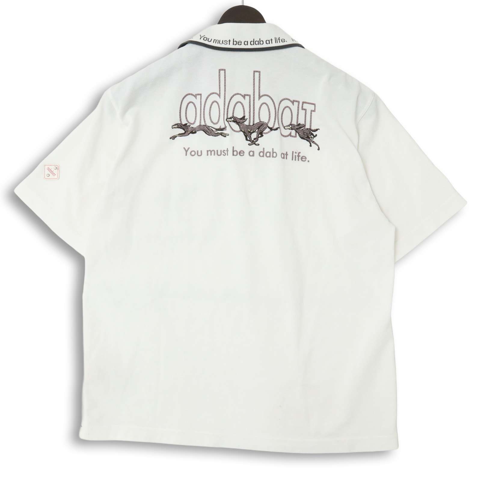 adabat アダバット ゴルフ 春夏★ 半袖 鹿の子 ロゴ刺繍 ポロシャツ 日本製 Sz.3 メンズ 白 ブランド adabat サイズ・実寸 [サイズ表記] 3 【実寸】 肩幅： 約42.5 cm 身幅： 約50.0 cm 着丈： 約62.5 cm 袖丈： 約23.0 cm ※採寸は平置きで計測しております。 ※必ず実寸をご確認の上、ご入札ください。 ※多少の誤差はご了承ください。 コンディション [状態ランク] C [状態]後ろ下部にごく薄い汚れがございます。着用に問題はございません。 S 新品・未使用品 SA 新品 A 極めて美品・使用感のほとんどない中古品 B 美品・目立つ傷や汚れなどがない比較的綺麗な中古品 C 中古品・わずかな使用感や傷、汚れなど D 少々状態の悪い中古品・目立つ傷や使用感、汚れなど E 状態の悪い中古品・経年劣化以外の傷や汚れが目立つ ※中古をご理解いただける方のみご入札をお願いいたします。 コメント 大変オススメ商品ですので、ぜひともご検討くださいませ。 A6T07328
