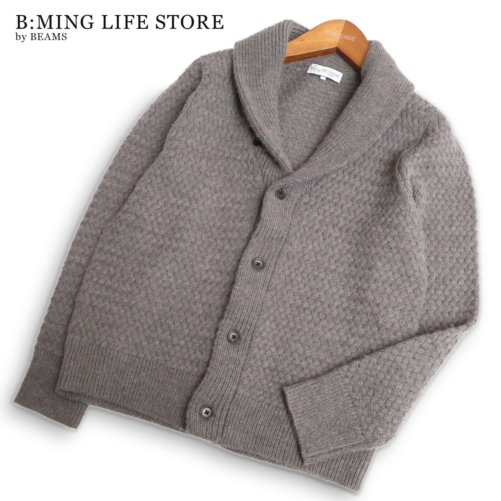 B:MING LIFE STORE by BEAMS ビームス 秋冬 ウール アルパカ混★ ショールカラー ニット カーディガン Sz.L メンズ ブランド B:MING LIFE STORE by BEAMS サイズ・実寸 [サイズ表記] L 【実寸】 肩幅： 約42.0 cm 身幅： 約54.0 cm 着丈： 約62.0 cm 袖丈： 約63.0 cm ※採寸は平置きで計測しております。 ※必ず実寸をご確認の上、ご入札ください。 ※多少の誤差はご了承ください。 コンディション [状態ランク] C [状態]襟、右腕に薄い汚れ、袖他数か所に僅かな毛玉がございます。着用に問題はございません。 S 新品・未使用品 SA 新品 A 極めて美品・使用感のほとんどない中古品 B 美品・目立つ傷や汚れなどがない比較的綺麗な中古品 C 中古品・わずかな使用感や傷、汚れなど D 少々状態の悪い中古品・目立つ傷や使用感、汚れなど E 状態の悪い中古品・経年劣化以外の傷や汚れが目立つ ※中古をご理解いただける方のみご入札をお願いいたします。 コメント 大変オススメ商品ですので、ぜひともご検討くださいませ。 S6T00378