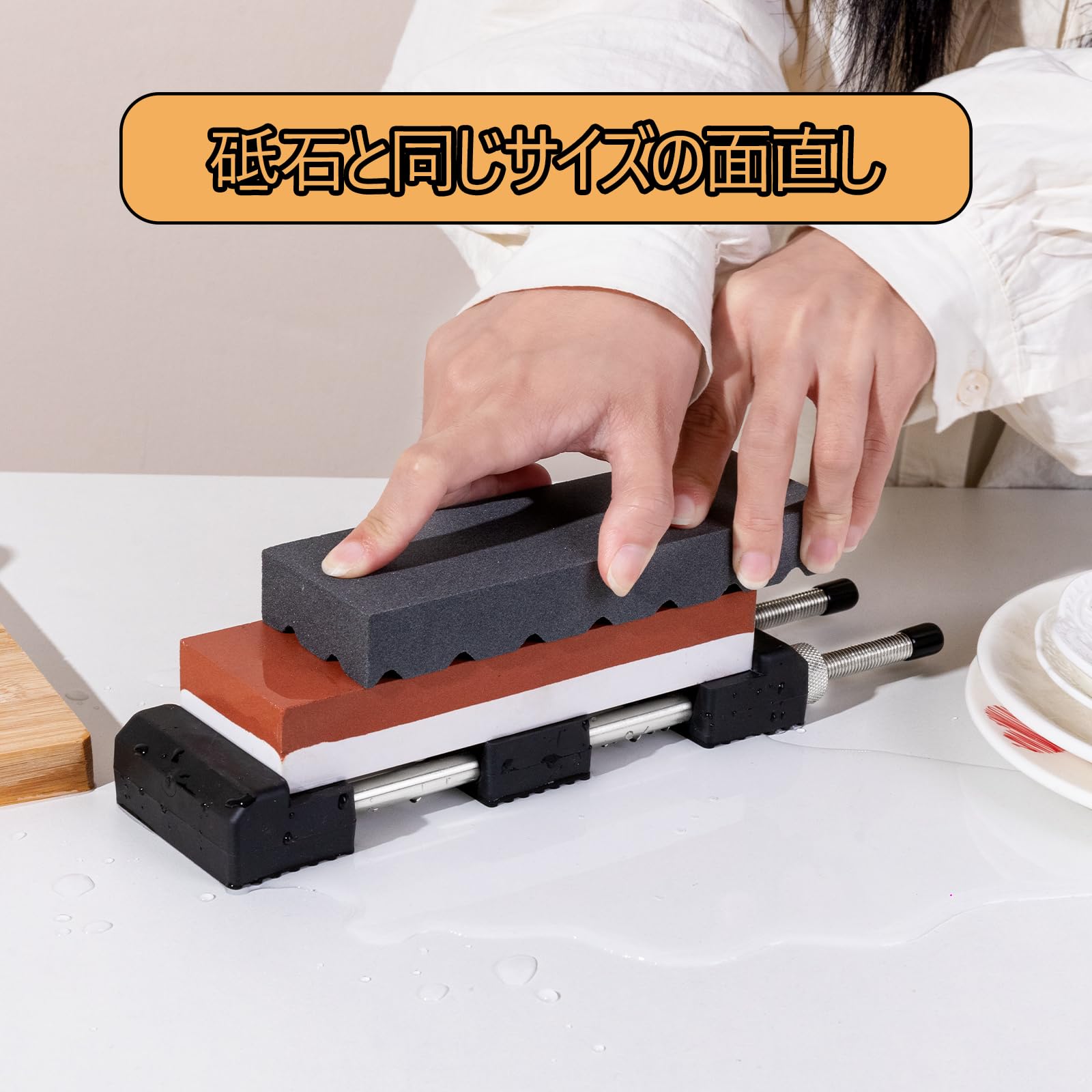 Conductドライバー 楽天市場店の【送料無料】Akizora 砥石 包丁研ぎ石 400 1000 2000 6000 両面砥石 万能砥石台付き 面直し 角度固定ホルダー付き 革砥付き 白棒 青棒｜アングル3