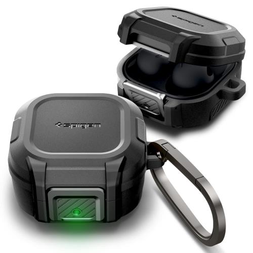 イヤホン紛失を防止するロック機能予期せず蓋が開かないよう、ロック機能が搭載されイヤホンの紛失を防止します。 ワイヤレス充電と充電ランプ対応本体にぴったりな精密な作りで充電ケース本体にフィットし、充電ランプの点灯にも対応します。ケース底部には充電用の切り抜きがあるためケースをつけたままでも簡単に充電ができ、ワイヤレス充電にも対応しています。※ワイヤレス充電を行う際は充電器とケースの間にカラビナが挟まらないようにご注意ください。 さらに高まったフィット感精密な設計により、デバイスにフィットします。 耐衝撃への工夫四角にエアクッションテクノロジーを搭載して落下時の衝撃を緩和します。 丈夫なカラビナ付き重さを耐えるカラビナが付属されていてカバンやベルトなどに付けやすいです。イヤホン紛失を防止するロック機能予期せず蓋が開かないよう、ロック機能が搭載されイヤホンの紛失を防止します。 ワイヤレス充電と充電ランプ対応本体にぴったりな精密な作りで充電ケース本体にフィットし、充電ランプの点灯にも対応します。ケース底部には充電用の切り抜きがあるためケースをつけたままでも簡単に充電ができ、ワイヤレス充電にも対応しています。※ワイヤレス充電を行う際は充電器とケースの間にカラビナが挟まらないようにご注意ください。 さらに高まったフィット感精密な設計により、デバイスにフィットします。 耐衝撃への工夫四角にエアクッションテクノロジーを搭載して落下時の衝撃を緩和します。 丈夫なカラビナ付き重さを耐えるカラビナが付属されていてカバンやベルトなどに付けやすいです。