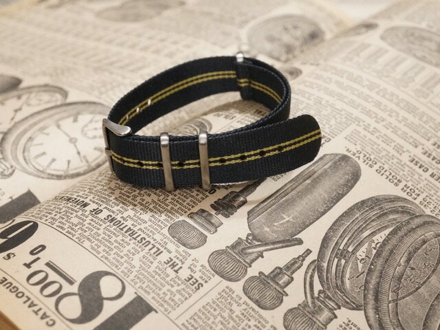 J CREW : NATO WATCH BELT “DEEP NAVY DOUBLE STRIPE” 18mmJ.CREW の NATO ウォッチベルト “DEEP NAVY DOUBLE STRIPE” の入荷です。 J.CREW オリジナルで製作された NATO 軍仕様のストラップ。ブランド独自のオリジナルカラーを採用し、さまざまな時計にマッチするようにデザインされています。 ストラップ幅が 18mm であれば TIMEX をはじめ、他ブランドの時計にも取り付け可能。付け替えるだけで腕時計が新鮮な印象に生まれ変わります。 軽量かつ丈夫なナイロン素材を使用しており、レザーベルトと比べて水分に強いのも魅力。専用工具を使わずに簡単に交換できるため、気軽にスタイルチェンジが楽しめます。 商品情報 サイズ ONE SIZE（ベルト幅 1.8cm / 手首対応サイズ 16〜22cm） 素材 ナイロン 生産国 記載なし（J.CREW オリジナルプロダクト）