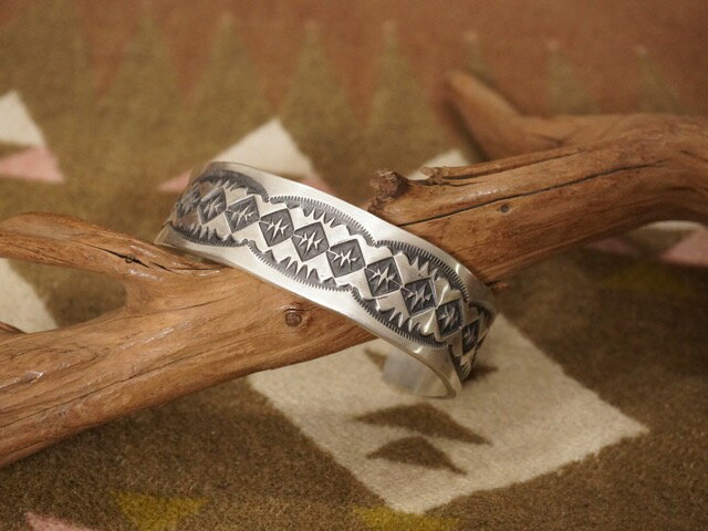 INDIAN JEWELRY : NAVAJO HANDMADE STERLING SILVER BANGLE ” BENSON SHORTY “ / インディアン ジュエリー ナバホ ハンドメイド スターリング シルバーバングル
