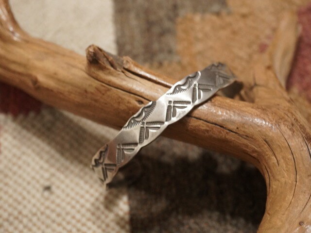 INDIAN JEWELRY NAVAJO HANDMADE STERLING SILVER BANGLE [EMERSON BILL] / CfBA WG[ ioz nhCh X^[O Vo[oO