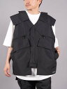 ブランドD-VEC x ALMOSTBLACK (ディーベック x オールモストブラック)商品名GORE-TEX INFINIUM VEST / ゴアテックス インフィ二アム / ベスト (ブラック)サイズ2 身幅64.5cm 着丈63.5cm 3 身幅66cm 着丈66cmカラーブラック素材POLYESTER 100%生産国日本品番VF-20500438-90性別メンズモデル身長170cm 体重55kg 着用サイズ: 2洗濯方法家庭洗濯シーズン2023春夏コメントDAIWAのフィッシングベストをベースに、 ポケットデザインでアレンジを加えた一着。 ショルダーとウエストのフラップ ポケット 背中のジッパーポケットは、ポケットの下部を縫いつけずに浮かせ、空間があく仕様に。 裾のドローコードを絞 ることでサイズ調整が可能です。 素材には防風性と通気性を兼ね備えた GORE-TEX INFINIUM Unlined を使用し、柔らか く軽やかな着心地に仕上げました。 アームホールを広く取っているため、アウターとのレイヤードも楽しめます。 GORE-TEX PRODUCT GORE パフォーマンステクノロジーを採用し、耐久性に優れた防水性と防風性を備え、通気性を最適化することで、普段の日 常生活から環境変化の激しい昨今の都会でのアクティビティーまで幅広い活動シーンで快適に過ごすことができます。 GORE-TEX INFINIUM 2LAYER UNLINED 本シリーズで採用する GORE-TEX INFINIUM プロダクトは、 GORE-TEX の代名詞ともいえる防水性から離れ、透湿性や防風性に特化することで、従来のGORE-TEX PRODUCT 製品と比較すると着心地や柔らかさなどの着用機能性が重視されてい るため、日常のライフスタイルに活躍してくれます。日本総代理店(株) アントラクト 当店で取り扱いの商品は全て正規代理店より仕入れを行なっております。