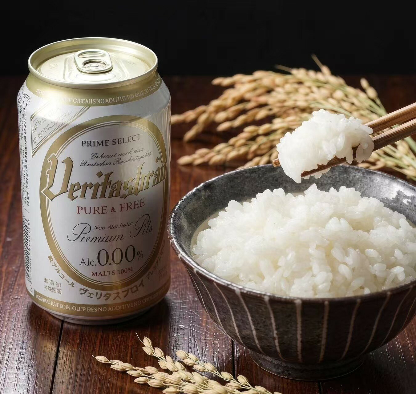 商品情報内容ノンアルコールビール ヴェリタスブロイと三重県産コシヒカリ 10kg生産国ノンアルコールビル：ドイツお米：日本賞味期限／消費期限ノンアルコールビール：製造日より15か月お米：できるだけお早めにお召し上がりください配送・お届け形態常温ご注意・北海道・沖縄県・離島の方は別途送料がかかります。会社概要欄に送料について記載がございますためご確認ください。ノンアルコールビール ヴェリタスブロイと三重県産コシヒカリ 10kg　産地直送 世界でいちばんビールに近いノンアルコールビール 世界最大のノンアルコールコンテスト ""WORLD ALCOHOL-FREE AWARDS 2025"" 金賞受賞！本物のプレミアムビールからアルコールを抜いただけなので、原料由来の天然栄養素と発酵過程で生まれるアミノ酸はそのまま。ビタミンやミネラルも1本でこんなに摂れる！保存料、甘味料、着色料、香辛料等すべて不使用。妊娠中や授乳中、体力の消耗が激しいアスリートにもおすすめです。世界が認めた高品質！！本物のビールだから美味しい。内容：ノンアルコールビール ヴェリタスブロイと三重県産コシヒカリ 10kg生産国：ノンアルコールビル：ドイツお米：日本賞味期限／消費期限：ノンアルコールビール：製造日より15か月お米：できるだけお早めにお召し上がりください配送・お届け形態：常温ご注意：・北海道・沖縄県・離島の方は別途送料がかかります。会社概要欄に送料について記載がございますためご確認ください。 5