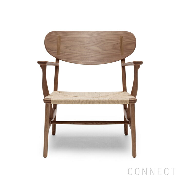 CARL HANSEN & SON（カール・ハンセン＆サン） CH22 / ウォルナット材・オイル仕上げ / ラウンジチェア カール・ハンセン＆サン社は、ウェグナーの初期の名作、1950年デザインのラウンジチェアCH22を復刻しました。 CH22は1950年にウェグナーがカール・ハンセン＆サンのためにデザインしたラウンジチェアです。 Yチェアとして世界的に知られる代表作CH24、エレガントなイージーチェアCH25などもこの時デザインされました。 ウェグナーの図面に忠実に復刻されたCH22は、ムク材を用いた低めのアームチェア。 CH22とも共通する優美なフォルムのアームが特徴で、シンプルな中にも装飾性をもたらしてくれます。 座面はペーパーコード張り。ゆったりとした大きな背もたれが、体を包みこむように支えます。 こうした初期の椅子は、いずれも構造をつきつめて簡素化することによって生まれた、明快で独創的なフォルムを特徴とするデザインとなっています。 ・【CH22専用レザーシートクッションはこちら】 材質 ウォルナット材 座面：ナチュラルペーパーコード 仕上げ オイル仕上げ サイズ W695×D615×H725（約mm） SH370 / AH588（約mm） デザイナー Hans J. Wegner（ハンス J. ウェグナー） ブランド CARL HANSEN & SON（カール・ハンセン＆サン）/デンマーク 備考 インテリア/チェア・スツール/ラウンジチェアMade in Denmark ※大型商品のため、ラッピングは承っておりません。 ※日常のクリーニングは少し湿った、やわらかい布で拭いてください。住居用洗剤や化学薬品は使用しないで下さい。スチールウールは絶対に使用しないで下さい。 ※当店はCARL HANSEN & SON社のオフィシャル・パートナーショップです。万一、商品に不具合などあった場合のアフターサービスはもちろん、ペーパーコード張替えなどのリペアなども承っておりますのでお気軽にお問い合わせ下さいませ。 ※【CH22専用レザーシートクッションはこちら】