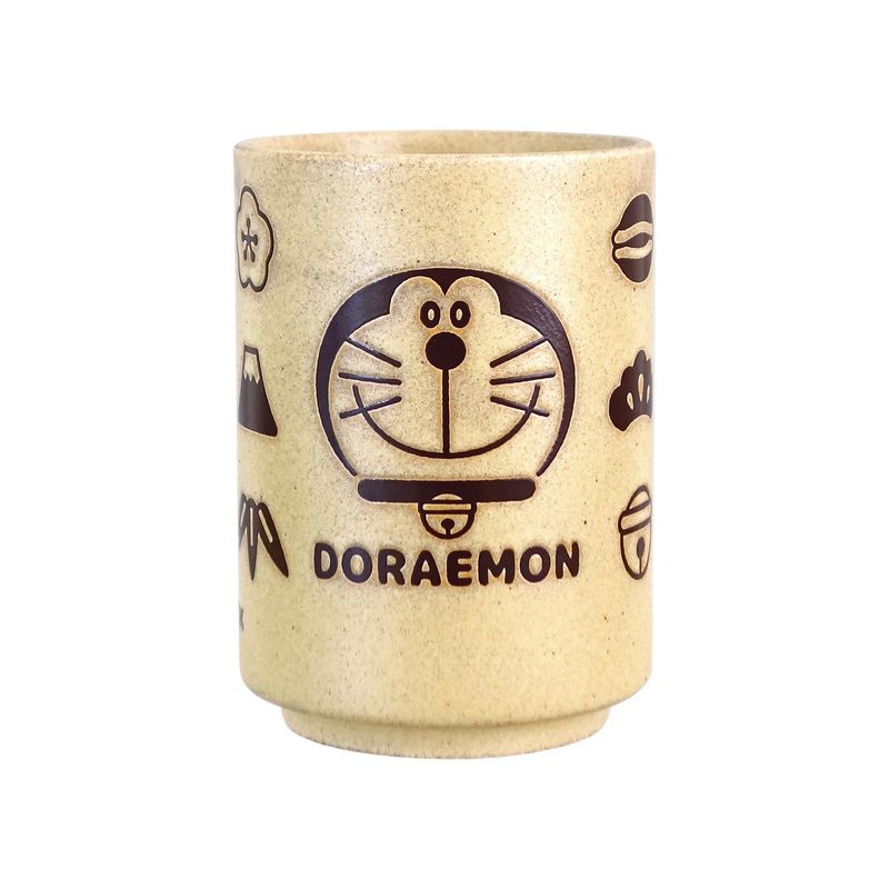 【メーカー・ブランド名】金正陶器【JAN】4964412009920【個装サイズ】8.2×11.7×8.2cm【重量】330【商品説明】生産国:日本国民的人気アニメ「ドラえもん」の和柄湯呑みが登場。落ち着いた色合いと質感が魅力の、日常になじむ湯呑みです。釉薬の特性上、模様、濃淡、鉄粉の現れ方に個体差が生じます。商品サイズ:約7.5×7.5×10cm商品重量:約200g容量:約270ml素材:陶磁器(c)Fujiko-ProShogakukanTV-AsahiShin-eiand ADK【広告文責】株式会社コネクトゲート TEL:06-6599-8021