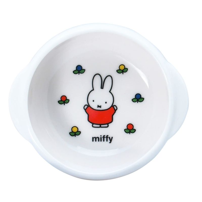 【メーカー・ブランド名】金正陶器【JAN】4964412218315【個装サイズ】10.4×10.4×4.8cm【重量】180【商品説明】ボウルが内側に反っているので、スプーンですくいあげた食べ物が外にこぼれるのを防ぎ、最後のひと口まで綺麗にすくえます。支えやすいように小さな取っ手が付いているので、お子様にも食べやすくお母さんも食べさせやすい食器です。取っ手付きだから、熱い食品を入れても持ちやすい。底部も広くテーブルに置いた時に安定感があります。L・M・S積み重ねられるので、コンパクトに収納できます。食べ進めたらうつわの底にミッフィーが現れる！丈夫で収納しやすい、ミニマルシンプルなデザインふちが反っているので、幼児は自分で、ママも抱っこしながら片手ですくえるシリーズで揃えれば、1-5歳までの子供の食事に対応和洋中、スープ、スイーツ、全てが可愛いく盛り付けられますサイズ:約直径10.5×高さ4.5cm素材:磁器生産国:日本Illustrations Dick Bruna (c) copyright Mercis bv1593-2019【広告文責】株式会社コネクトゲート TEL:06-6599-8021