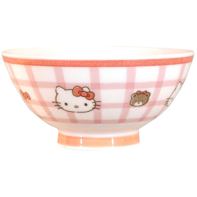 【メーカー・ブランド名】金正陶器【JAN】4964412300010【個装サイズ】11.6×11.7×5.9cm【重量】170【商品説明】生産国:日本キティとタイニーチャムが並んだ大きなチェックのデザインが可愛いシリーズ。タイニーチャムはキティのおうちに住んでいる男の子のかわいいこぐま。サンリオ唯一のかわいい男の子で人気のキャラクターです。ハローキティとタイニーチャムが可愛い新染付シリーズペア 茶碗/茶碗 セット/ご飯 椀/陶器 茶碗/ギフト 食器食器 おしゃれ デザイン ギフトに キッチン 一人暮らし 新居【広告文責】株式会社コネクトゲート TEL:06-6599-8021