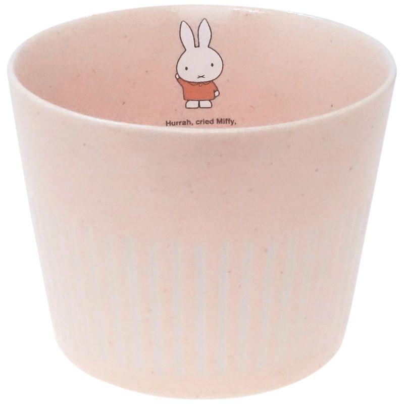 【メーカー・ブランド名】金正陶器【JAN】4964412411235【個装サイズ】8.6×8.7×7.2cm【重量】170【商品説明】生産国:日本オランダのデザイナー、ディック・ブルーナが描いた絵本の主人公 ミッフィー。世界中の人々に愛され続けているうさぎの女の子。温かみのあるピンクカラーが大人かわいい器です。商品サイズ:約8×8×6.5cm商品重量:0.18kg容量:約200ml素材:磁器Illustrations Dick Bruna (C) copyright Mercis bv【広告文責】株式会社コネクトゲート TEL:06-6599-8021