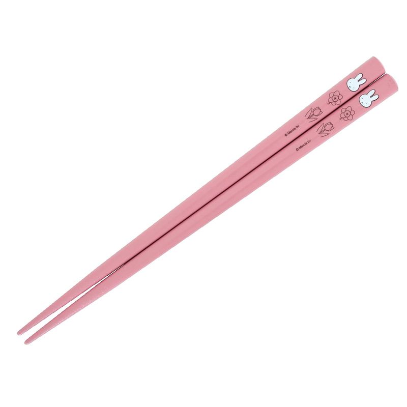 【メーカー・ブランド名】金正陶器【JAN】4964412422446【個装サイズ】3×22×1cm【重量】65【商品説明】生産国:日本ミッフィーが花畑にいるような、たくさんの種類のお花を散らしたデザインで華やかで春らしい食器ができました。商品サイズ:約21cm商品重量:約15g素材:天然木・アクリル塗装(c)Mercis bv【広告文責】株式会社コネクトゲート TEL:06-6599-8021