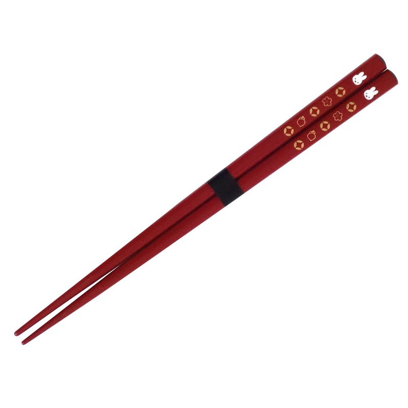 【メーカー・ブランド名】金正陶器【JAN】4964412439383【個装サイズ】3×22×1cm【重量】65【商品説明】生産国:日本ミッフィーの伝統紋様の七宝紋デザイン。七宝紋様は、日本の伝統的柄の一つで縁起の良い吉祥紋です。円形が永遠に連鎖し繋がる紋様には、「円満」「調和」「ご縁」などの願いが込められています。商品サイズ:長さ約21cm商品重量:約15g素材:天然木・ポリエステルウレタン塗装(c)Mercis bv【広告文責】株式会社コネクトゲート TEL:06-6599-8021