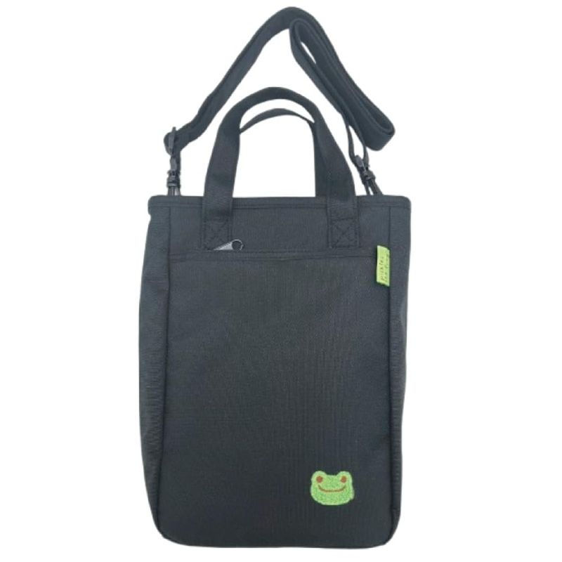 【メーカー・ブランド名】ナカジマコーポレーション【JAN】4548643226129【個装サイズ】19×27×11cm【重量】100【商品説明】【色】ミニボトルインショルダー【サイズ】約H26×W18×D10cm材質：ポリエステル【お出かけに便利なピクルスのミニボトルインショルダー】人気キャラクター「かえるのピクルス」をデザインしたかわいいショルダーアイテムです。ちょっとしたお出かけやお散歩にぴったりのコンパクトサイズです。【ボトルや小物をすっきり収納】ミニボトルやスマートフォン、鍵、ハンカチなどの必需品を収納できる便利な設計。身軽にお出かけしたいときに活躍します。【かわいさと実用性を兼ね備えたアイテム】ショルダータイプで持ち運びしやすく、普段使いはもちろん旅行やイベントにもおすすめ。ピクルスファンへのプレゼントにもぴったりです。用途以外でのご利用はお控えください【色】ミニボトルインショルダー【サイズ】約H26×W18×D10cm材質：ポリエステル【お出かけに便利なピクルスのミニボトルインショルダー】人気キャラクター「かえるのピクルス」をデザインしたかわいいショルダーアイテムです。ちょっとしたお出かけやお散歩にぴったりのコンパクトサイズです。【ボトルや小物をすっきり収納】ミニボトルやスマートフォン、鍵、ハンカチなどの必需品を収納できる便利な設計。身軽にお出かけしたいときに活躍します。【かわいさと実用性を兼ね備えたアイテム】ショルダータイプで持ち運びしやすく、普段使いはもちろん旅行やイベントにもおすすめ。ピクルスファンへのプレゼントにもぴったりです。【広告文責】株式会社コネクトゲート TEL:06-6599-8021