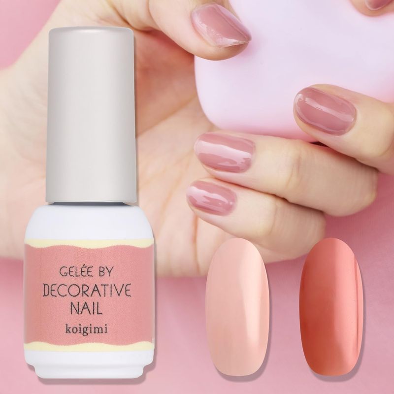 【メーカー・ブランド名】粧美堂 SHOBIDO SHO-BI【JAN】4977324128160【個装サイズ】2.6×9×2.4cm【重量】30【商品説明】【本体サイズ】約W23×H63×D23mm 【パッケージサイズ】約W25×H92×D25mm 【重量】約33g 【全成分】アクリレーツコポリマー、メタクリル酸ヒドロキシプロピル、トリメチルベンゾイルフェニルホスフィン酸エチル、ジメチコン、マイクロクリスタリンワックス、シリカ、［＋／ー］酸化チタン、酸化鉄、マイカ、オキシ塩化ビスマス、グンジョウ、カーボンブラック 【容器】ガラス 【内容量】5g 【製造国】中国使用方法【注意】マニキュアではありません。UV・LEDライトが必要です。【ご使用上の注意】 ●本来の用途以外には使用しないでください。 ●爪に異常のあるときは、お使いにならないでください。●使用中や使用後直射日光があたって、赤味、はれ、かゆみ、刺激などの異常があらわれた場合には、使用を中止してください。そのまま使用を続けますと、症状を悪化させることがありますので、皮フ科専門医などにご相談されることをおすすめします。 ●換気の良い場所で使用してください。●ジェルは光で硬化するため、ご使用後はすぐにキャップをしめてください。 ●容器の口元が汚れた場合は、きれいに拭いてください。●衣服などにつくと落ちない場合がありますので、ご注意ください。 ●乳幼児の手の届かないところに保管してください。●火気の近くや極端に高温・多湿・低温の場所、温度変化の激しい場所、直射日光のあたる場所を避けて保管してください。 ●開封後はできるだけ早めに使いきるようにしてください。変色や異臭など、商品に異常があらわれたときは使用しないでください。 ●ネイルのもちには個人差があります。 ※廃棄の際は、各地方自治体の廃棄区分に従ってください。ジェリーバイデコラティブネイル カラージェル【ご注意ください】 ※マニキュアではございません。UVライトまたはLEDランプで硬化させる必要があります。 ※手元の写真が実際の色味に近い色味です。ジェリーバイ デコラティブネOne Step! 瞬間ちゅるん たった1本で完成する ベースもトップも拭き取りもいらない それぞれの物語を持ったこだわりのネイルカラーイル カラージェルGELEE BY DECORATIVE NAIL 全部思いのまま、偏愛※ちゅるんとジェル ※偏愛…特定の人、物、または活動に対して特別な愛着や好意を持つこと4年ぶりに新シリーズを発表。合わせてパッケージ、ネイルカラーすべてを刷新 新たな時代にふさわしい、トレンド感を取り入れた心躍るネイルを自信をもってお届けしますすべてHEMAフリー アクリル酸成分(HEMA)不使用 【注意】マニキュアではありません。UV・LEDライトが必要です。【ご使用方法】 ●爪の油分を拭きとってからご使用ください。 1.本品を爪に均一に塗布します。 2.塗り残し・はみ出しがないかチェックしてから、ジェルネイル専用ライトで硬化します。 ※はみ出ている部分があれば、硬化前にウッドスティックなどで拭ってください。 ※ジェルの塗布量や爪の薄さにより、硬化中に熱を感じる場合がございます。 熱を感じた際はジェルネイル専用ライトの照射を一度中断し、熱が引いてから再度照射を始めてください。 硬化時間の目安：60秒（UV/LED） ●使用シーンやお好みに合わせて、ベースジェルやトップジェルもご使用いただけます。 ●オフする際は、ジェルネイル専用リムーバーをご使用ください。【ご使用方法】 ●爪の油分を拭きとってからご使用ください。 1.本品を爪に均一に塗布します。 2.塗り残し・はみ出しがないかチェックしてから、ジェルネイル専用ライトで硬化します。 ※はみ出ている部分があれば、硬化前にウッドスティックなどで拭ってください。 ※ジェルの塗布量や爪の薄さにより、硬化中に熱を感じる場合がございます。 熱を感じた際はジェルネイル専用ライトの照射を一度中断し、熱が引いてから再度照射を始めてください。 硬化時間の目安：60秒（UV/LED） ●使用シーンやお好みに合わせて、ベースジェルやトップジェルもご使用いただけます。 ●オフする際は、ジェルネイル専用リムーバーをご使用ください。【広告文責】株式会社コネクトゲート TEL:06-6599-8021