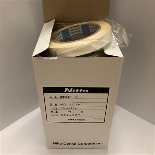 用途かばんなど皮革類の仮止め、手芸品や布地材の仮止め、その他一般接着用など幅15mm長さ20m厚み0.17mm基材不織布注意※PET#25裏打ち、23℃、引張速度300mm/minで180°方向に引きはがして測定。 ※記載の数値は、測定値の一例であり、保証値ではありません。初期接着性にすぐれていて、引きはがし粘着力が強い両面テープです。 柔軟な不織布に感圧性粘着剤を含浸させた両面テープで、金属やプラスチックはもちろん、布や合成皮革などの粗面にもよく接着します。