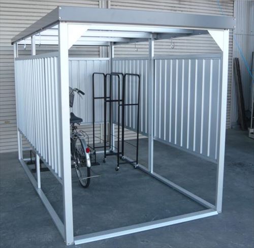 ■配送条件に関する注意書き■ ※法人様限定となります。 ※4t車でのお届けとなるため、車幅2.3mが進入可能な場所でなければ、お届けできません。 また、配達場所によってお客様へ荷物をトラックまで引き取りをお願いする場合があります。 ※一部地域で配送不可となります。(現在：鳥取県、島根県、山口県、四国4県、その他県一部地域) ※1階での引き渡しとなります(上位階への配送は対応できません) 特長バイク・自転車置き場にも使用でき、奥行きもあるので色々な収納に役立つ多目的万能物置（オープン型物置）です。 ガルバニウム鋼板使用で、強度もあり、錆に強い仕上げになっています。 3枚パネル仕様で、中の商品の出し入れもスムーズにでき、幅広の物も収納できます。 柱の埋め込みが不要の為、施工が簡単です。 補強金具として、アンカープレートが付属しております（アンカープレートを付ければ強度抜群）。 物干し場所としても使用していだけるように、フックも付けております。 工場や倉庫で屋外の喫煙所・喫煙コーナーとして使用されたりもしております。用途物置・自転車置き場・バイク置き場・喫煙所・喫煙コーナー・休憩所・物干スペースなど注意※お客様にて組立となります。 ※タイヤラックや自転車、物干竿などの撮影用小物は付属しておりません。 ※雨は屋根の奥側から左右に流れます。 ※組立には電動ドライバー等の工具が必要となります。 ※地面と固定したい場合は付属のアンカープレートを本体に取り付け、地面に穴をあけ、モルタルで固定をしてください。 ※掲載商品の写真・画像・映像の色・形状・質感等が、実際の商品と異なる場合がございます。 材質ガルバリウム鋼板色グレー壁パネルタイプショートパネル対応地一般地用仕様組立式屋根サイズ：間口×奥行×高さ（mm）1660×3053×1920内部サイズ：間口×奥行×高さ（mm）1496×2730×1870土台サイズ：間口×奥行（mm）1613×2855本体重量（kg）約130床面積1．4坪/4．61M2生産国日本付属品アンカープレート4本、組立説明書、取扱説明書、竿掛けフック4本用途物置 自転車置き場 バイク置き場 たばこスペース 喫煙室 工場 喫煙スペース 屋外喫煙所 屋外喫煙所 喫煙コーナー 休憩所 物干スペース 屋外 休憩コーナー 屋外 休憩スペース 工場 喫煙場ご注意沖縄・北海道・離島にはお届けできない商品です。