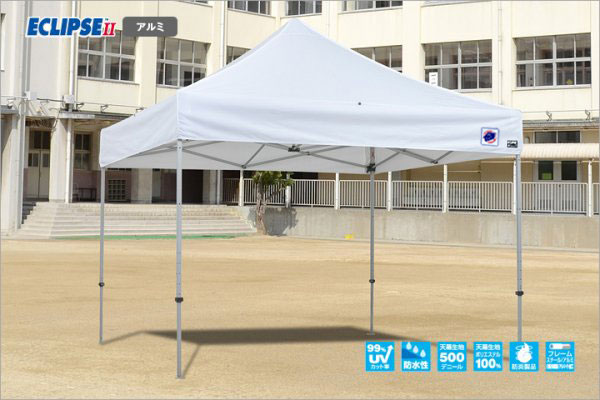 メーカー【E-ZUP】イージーアップ商品名イージーアップテント　【デラックス(アルミタイプ)】品番DXA30-17WHサイズ3.0m×3.0mカラー天幕色:白(ホワイト)納期目安通常出荷3-4日(土日祝除く)で出荷致します。JAN4560247207700特徴フレーム(スチールorアルミ)が選べる最上級大型モデル。錆に強く耐久性が高いうえ、高級感のあるフレーム。支柱はラインナップ全体で最も太い32角を使用。ロック解除は引くだけのプルピン式。テントの高さもワンプッシュで調節可能となっており、設営・撤収も手軽に、スムーズに行えます。用途バーベキュー(BBQ)、アウトドア、スポーツの現場、屋外の休憩スペース、屋外での熱中症対策、社内行事や地域のお祭り、臨時の喫煙所等、、熱中症対策スペース、受付・案内所スペース、工事現場の日除け休憩用スペース、農作業の休憩スペース、フリーマーケットなどのイベントスペース等サイズ3.0×3.0m重量23収納サイズ29×29×159cmフレームアルミ・アルマイト加工天幕詳細ポリエステル100%　500デニール　防水・防炎　紫外線カット99%支柱32角(上部)・26角(下部)付属品キャリーバック、30cm杭、天幕取付工具注意事項イージーアップテントは、簡単に設置・収納できるよう軽量に設計されており、風の影響を受けやすい商品です。安全確保のため、必ず風対策をしてご使用ください。キーワード来夢 かんたんテント ワンタッチテント アウトドアテント 日除けテント 業務用テント タープ 日よけタープ 日除けタープ イベントテント イベントタープ 簡単タープ かんたんテント かんたんタープ ワンタッチタープ イベント用タープ 展示会テント 業務用タープお届けについてこちらの商品はメーカー直送便でお届けします。土日祝の配送不可。時間指定不可。沖縄・その他離島は配送不可。大型商品に関しては、北海道は別途送料が発生いたします。ご注文確定時には加算されませんがご注文内容確認後、改めて訂正・ご連絡させて頂きますのでご注意くださいませ。
