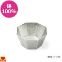 区分サイズφ86mmH：42mm素材錫100%箱仕様化粧箱備考【各使用対応】食器洗浄機：×、電子レンジ：×、オーブン：×、直火：×、IH：×●錫100%の鋳物でできた小鉢です。●わずかに形をくずすことで錫のやわらかな特性を表したKuzushiシリーズは、金属でありながら、どこか素朴で温かみを感じさせる器となっています。●錫は抗菌作用が高い食器として安心してご使用いただけます。●熱伝導率が高いため器を冷蔵庫で1〜2分冷やしてからご使用いただくと料理の鮮度を保つことができます。●シンプルな形状が一層食材をひきたてます。●全て手仕事で製造しているため、サイズ・容量・重さ・風合いには個体差があります。【クッククック 卓上用品 食器 M.STYLE 能作 原産地：日本 501680 4580374541690 211 501680 nousaku のうさく 錫 鈴 おしゃれ 高級感 カッコいい かっこいい カッコイイ おすすめ お勧め おススメ オススメ お酒 日本酒 冷酒 熱燗 盃 杯 ワイン シャンパン 金 銀 ゴールド シルバー 創作 プレゼント 贈物 贈り物 贈答 祝い】▼こちらもどうぞ▼能作 NOUSAKU Kuzushi-Ori- 大能作 NOUSAKU 笹のプレート能作 NOUSAKU 角長皿能作 NOUSAKU 角皿 大