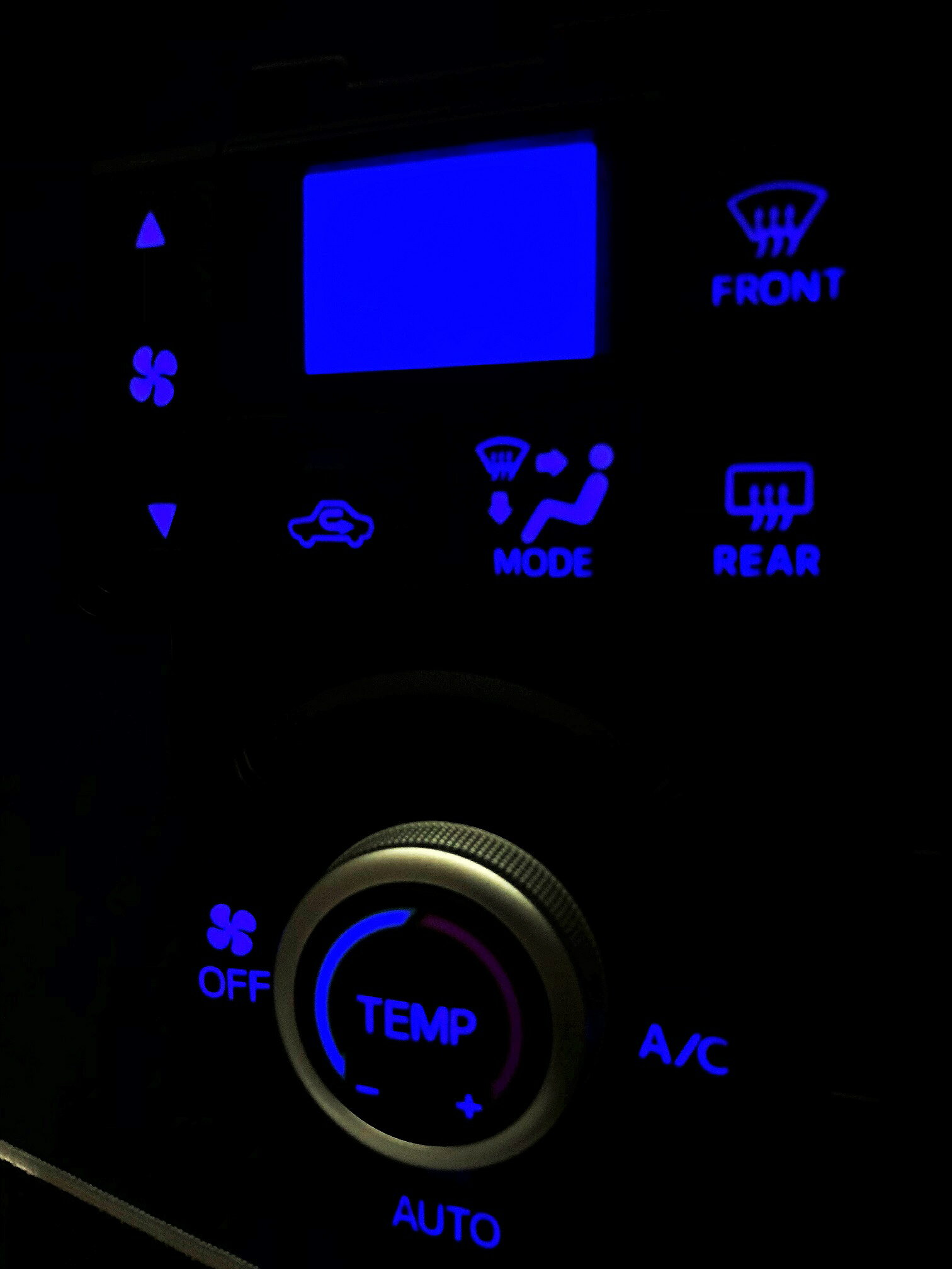 ウェイク LA700S LA710S LED打ち換え済み エアコンパネル 画像4と同じ純正品番(42RHD)のエアコンパネルの車両に適合です ■カラー ★液晶 ブルー ★操作ボタン ブルー ★インジケーター (スイッチONで点灯する小窓) ホワイト 当商品は純正のエアコン照明を 高輝度LEDに打ち変えしたエアコンパネルになります。 中古品加工のため多少の汚れ、擦り傷等、有りますが 目立ったひび割れや目立つ傷も無く比較的に綺麗な状態かと思います。 (落とせる汚れや細かな傷は綺麗にクリーニングしております） 夜間のドライブが楽しくなるのは もちろんですが純正照明より少しだけ明るく （眩しい程ではありません）視認性UPやドレスUP効果抜群です。 超拡散LEDでムラのない鮮やかな光を実現しています。 高品質LEDチップ使用で寿命面でも安心です。 今、ご使用のエアコンパネルと交換するだけで無加工で取り付け出来ます。