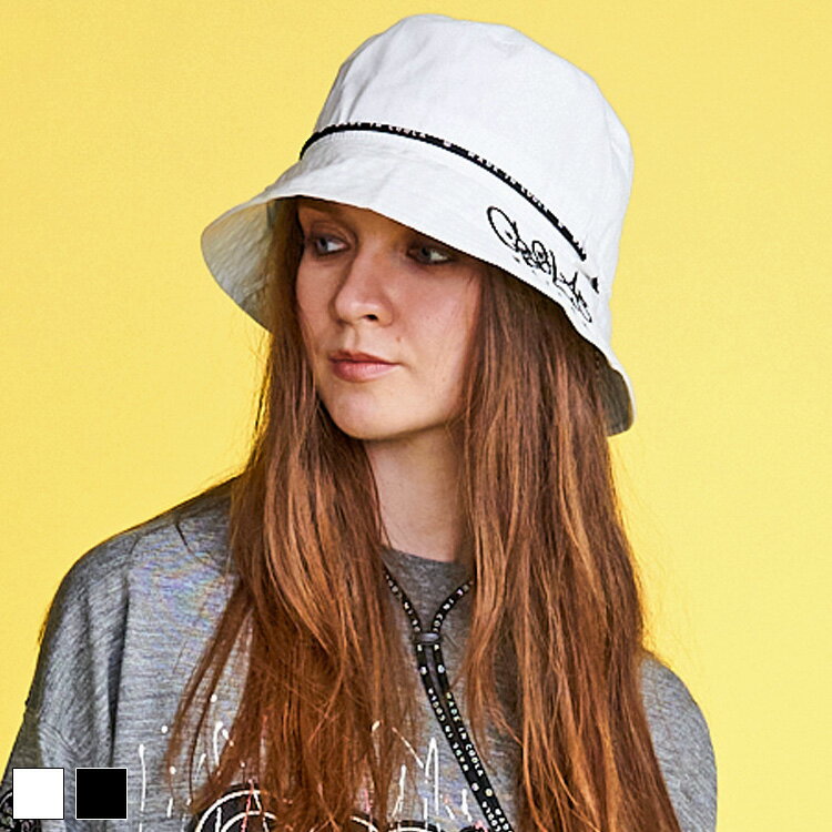 《 MAISON COOLA スピンドル ハット ホワイト 》 COOLA クーラ 帽子 バケットハット バケハ ヘッドウェア HEADWEAR ロゴ 刺繍 スピンドル あごヒモ付き 日除け対策 熱中症対策 ファッション おしゃれ レディース レディースファッション カジュアル きれいめ スポーティ