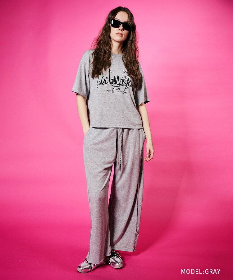 《 COOLA グラフィティ プリントクロップド Tシャツ & パンツ グレー 》 クーラ セットアップ SETUP 上下セット カットソー 落ち感 ドレープ ロゴ トップス TOPS ボトムス BOTTOMS PANTS おしゃれ レディース カジュアル ストリート レディースファッション モード デイリー