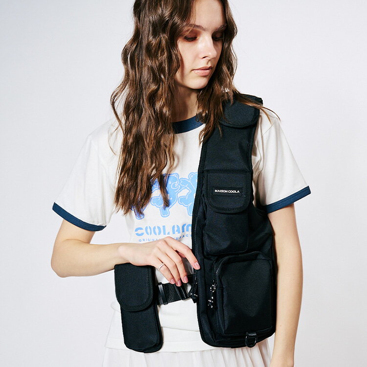 《 MAISON COOLA テック ベスト 》 クーラ テックベスト 手ぶらアイテム レイヤード レイヤードアイテム ミリタリー 収納 ポケット グッズ アイテム ワンポイント ユニセックス おしゃれ レディース カジュアル ストリート レディースファッション モード デイリー メンズ