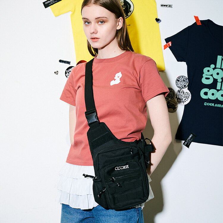 Rakuten - 《 COOLA ロゴ ショルダー バッグ 》 クーラ BAG ショルダーバッグ ボディバッグ ユニセックス 手ぶらアイテム お散歩バッグ 大容量 ポケット コンパクト ワッペン ワンポイント ナナメ掛け おしゃれ レディース カジュアル ストリート レディースファッション モード