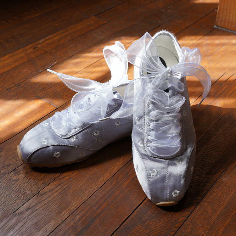 Rakuten - 《 MAISON COOLA サテン コンパクト スニーカー 》 クーラ シューズ SHOES SNEAKER 靴 アイテム 花 フラワー 刺繍 サテン地 リボン リボンスニーカー ランニングシューズ フラットシューズ ビッグリボン おしゃれ レディース カジュアル ストリート レディースファッション