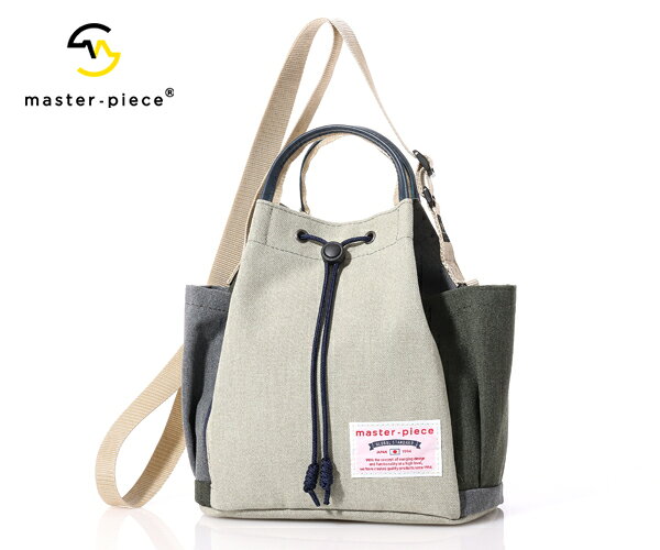 【関連キーワード】マスターピース/master-piece/MSPC/MASTER-PIECE/MASTERPIECE/289202/ショルダーバッグ/トートバッグ/ブラック/ベージュ/カーキ/ネイビー/ポリエステル/レザー/デイリー/シンプル/上品/ブランド/正規取扱店/正規品/ユニセックス/メンズ/レディース/学生/社会人/10代/20代/30代/40代/50代/60代/誕生日/就職祝い/父の日/母の日/クリスマス/バレンタイン/ホワイトデー/記念日/最強配送/商品説明 本体には、環境に配慮したGRS認証のリサイクルポリエステルを採用。 軽量でありながら高い強度を誇り、綿帆布に比べても丈夫で、日常使いに安心感をもたらします。 糸の段階で着色することで、深みのある自然な色合いを表現しつつ、水やエネルギーを抑えたサステナブルな素材です。 付属レザーには、発色の良さとマットな質感が魅力のスムースレザーを使用。 鮮やかで落ち着きのあるカラーリングが、バッグ全体に上質な雰囲気を添えています。 口元はドローコードで調整が可能。 巾着型としてもトート型としても使える2WAY仕様となっており、ライフスタイルに合わせたスタイルチェンジが楽しめます。 口元を広げることでトートバッグとして使用可能で、口元に備えられたテープをスナップボタンで留めることで固定することができます。 内装にはメイン収納両サイド・背面側に小物の収納に便利なポケットを備えています。 外装の本体両サイドにオープンポケットを備えており、右ポケットにはパスケースやチャームなどの取り付けに便利なDカンを装備。 また、フロントには貴重品の収納に適したファスナーポケットを備えています。 Mサイズはデイリー使いに最適なサイズ感になっています。 カラーはブラック・ベージュ・カーキ・ネイビーの4色展開。 ベージュ／カーキ／ネイビーはアシンメトリーな配色で、さりげない個性を演出しながらも落ち着いた印象に。 ユニセックスで取り入れやすいバランスに仕上げています。 商品仕様 【ブランド】マスターピース/master-piece 【シリーズ】リミックス/Remix 【素材】本体：11号リサイクルポリエステルオックス付属レザー：ステアレザー 【サイズ】幅235×高さ260×奥行130（mm） 【重量】約 330 グラム 【容量】約 6 L 【生産国】日本 製品についてのご注意 本体素材は濡れたまま長時間放置しますと、裏面のコーティングが剥離したり、劣化の原因になりますので必ず乾かしてから保管してください。 付属レザーは、レザー本来の質感を活かすため染料のみで仕上げを行っておりますので、若干の色ブレがございます。また、素上げの特性上、変退色は避けることはできませんのでご了承ください。 雨や水に濡れますとシミや変色の原因となります。濡れてしまった場合は速やかに水気を取り除いてください。 製品の仕様は予告なく変更する場合がありますのでご了承ください。 【カラーバリエーションはこちら】 カラー：ブラック カラー：ベージュ カラー：カーキ カラー：ネイビー