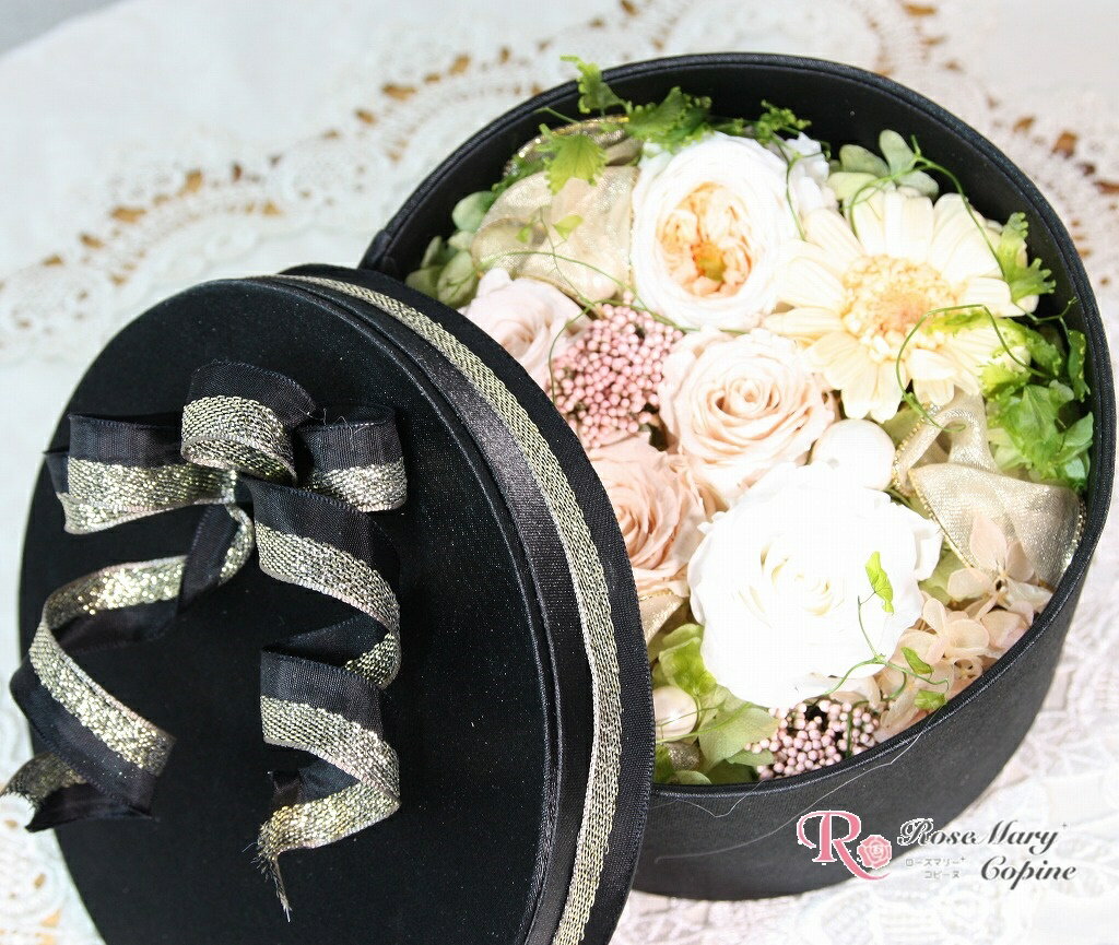 オールドローズ、バラ、ガーベラ、ピーチ系の優しくお洒落なボックスアレンジです。もちろん全てプリザーブドフラワー。イミテーションは一切使っていません。フランスリボンも素敵です。（使用花材）オールプリザーブ（サイズ）縦13cm×横13cm　