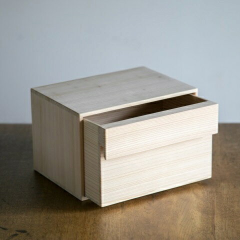 抗菌効果のある杉の木を使った、ナチュラルで和室にも洋室にも似合うマスクケースです。シンプルな作りは木目の美しさが際立ちます。