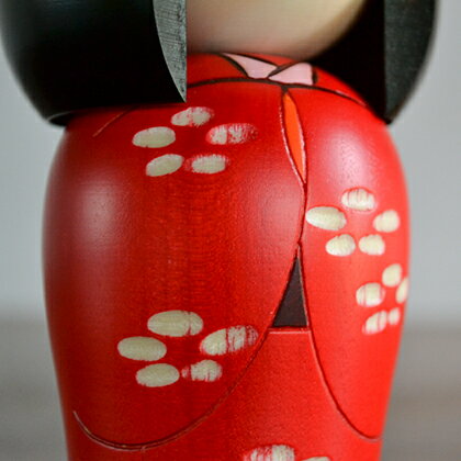 9 10迄pt10倍 卯三郎こけし つぼみ 伝統 こけし 創作こけし 民芸 日本製 人形 木 置物 赤 女の子 リボン おかっぱ 着物 かわいい おしゃれ 手作り 和 雑貨 和雑貨 和小物 デザイン 職人 お土産 日本土産 インテリア Japanese Doll 敬老の日 代購幫