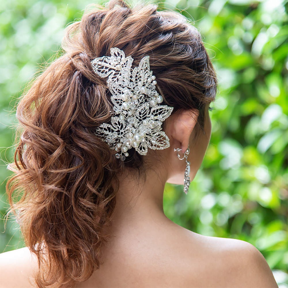 パールとクリスタルビーズ、埋め込まれたクリアストーンがキラキラと輝くヘッドドレス。 大きさ・輝きともに存在感抜群のヘッドドレスです! クリップタイプで好きな位置に付けられます。 まとめ髪につけるだけで華やかなウェディングスタイルが完成します...