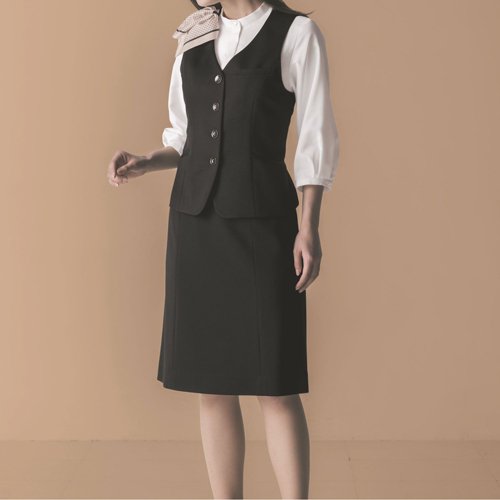 呼吸するニットで一年中ずっと心地よく。美しく快適。Stretch Knit Kersey-ストレッチニットカルゼ-。今までにない呼吸するニット。夏は涼しく冬温かい。熱が籠らず一年を通して心地良い「ピュアクレール」を使用した高機能素材。衣服内温度をつねに快適にキープでオールシーズン着用可能。ストレッチニットならではの動きやすく伸びやかな着心地。きちんと感とフォーマル感を併せ持ち、シワになりにくくお手入れも簡単な「ENJOY」オリジナル素材です。伸びやかで美しい脚さばきのセミタイトスカート。「PURECLAIR-ピュアクレール-」コットンから生まれた再生セルロース繊維「ベンベルグ」を使用。まるで呼吸するように湿気を放湿し優れた湿度コントロールによって快適な状態を保ちます。 商品仕様 ・素材:ポリエステル95%・キュプラ5%(ストレッチ ニット カルゼ)・大容量ポケット・3段カン・後ろファスナー・吹き出し防止裏地・カーブベルト[KARSEE] Aラインスカート EAS686