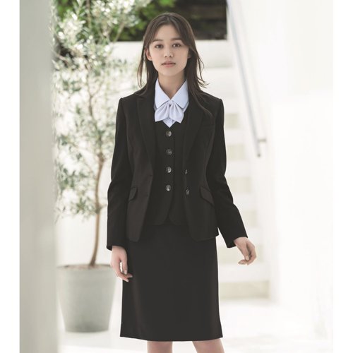 呼吸するニットで一年中ずっと心地よく。美しく快適。Stretch Knit Kersey-ストレッチニットカルゼ-。今までにない呼吸するニット。夏は涼しく冬温かい。熱が籠らず一年を通して心地良い「ピュアクレール」を使用した高機能素材。衣服内温度をつねに快適にキープでオールシーズン着用可能。ストレッチニットならではの動きやすく伸びやかな着心地。きちんと感とフォーマル感を併せ持ち、シワになりにくくお手入れも簡単な「ENJOY」オリジナル素材です。伸びやかで美しい脚さばきのセミタイトスカート。「PURECLAIR-ピュアクレール-」コットンから生まれた再生セルロース繊維「ベンベルグ」を使用。まるで呼吸するように湿気を放湿し優れた湿度コントロールによって快適な状態を保ちます。・機能・ニット素材・2WAYストレッチ・吸汗速乾・湿度コントロール・UVカット・ホームクリーニング 商品仕様 ・素材:ポリエステル95%・キュプラ5%。(ストレッチ ニット カルゼ)・大容量ポケット・3段カン・後ろファスナー・吹き出し防止裏地・カーブベルト[KARSEE] セミタイトスカート EAS687