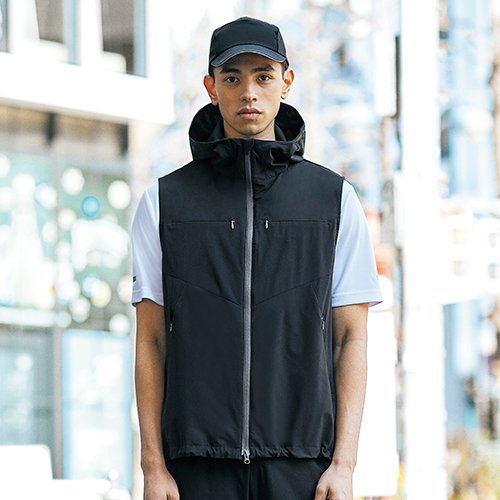MATERIAL185どこでもスーツ。スーツと作業着をボーダーレス化。ワークシーンが無限に広がるシーンレスな一着。接客を伴うワークシーンやオフィスシーンまでも想定した高機能セットアップ「どこでもスーツ」。ユニフォームの機能性や快適性を高める機能はそのままに時代を超える洗練されたデザインとモダンなディテールを融合された【機能美】にあふれる次世代型ユニフォームです。フードブルゾンと同等の機能を持たせながらベストならではの軽快さを実現。充実の収納性・通気性・防風機能を確保しアクティブシーンをサポート。 商品仕様 ・素材:ポリエステル100%(フリーモーションテック)・左胸シームファスナーポケット・腰シームファスナーポケット・バックメッシュポケット・スライダーガレージ・立体フード・フードストッパー・肩部再帰反射仕様(反射ロゴ)・フード再帰反射仕様・裾再帰反射仕様・ベンチレーション・ダックテール・裾アジャター・ファスナー両開き仕様・透湿・速乾・軽量・2wayストレッチ・静電気防止仕様・ユニセックス・防シワ・ノンアイロン・反射【キャリーン】【CAREAN】CAH187 どこでもフードベスト ユニセックス オールシーズン 洗える ストレッチ 撥水 ブラック SS-5L 作業着 作業服