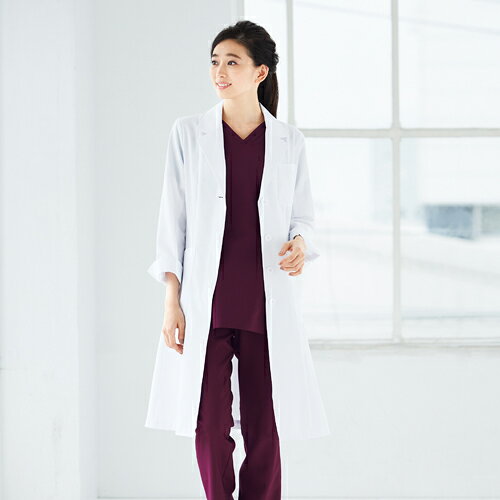 凛とした知性が引き立つドクターコート。一番上だけ見せる前立てボタンと比翼仕立ての前身ごろがスッキリとした印象を与えます。ナチュラルに絞ったウエストが美しいAラインのシルエット。生地の伸縮方向を利用した独自の縫製は、美しいのにしなやかで動きやすい仕立てです。吸汗性を備えた軽量素材なのも嬉しいポイント。袖口にはスリットが入っており、折り返しても着用できます。ワコールとフォークの共同開発で生まれたHIシリーズ。 商品仕様 ・素材:ポリエステル85%・綿15%(メディサフェイス)・左胸ポケット・両脇ポケット・袖口スリット入りフォーク FOLK HI400 白衣 コート(シングル) ドクターコート 医療 医師 薬剤師 レディース 洗える 吸汗速乾 ホワイト S-3L