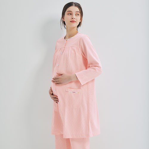 メーカーブランド「LAURA ASHLEY」シリーズ。快適な肌ざわりとゆとりあるシルエット。変化する体型と心に寄り添うマタニティウェア。前開きで産後の授乳にも対応。 商品仕様 ・素材:本体/ポリエステル75%・綿25%(綿混トリコット)・配色/ポリエステル100%(フィールラチネ(アメリ))・左脇ポケット・吸汗住商モンブラン MONTBLANC LP842 患者衣(長袖マタニティーコート) 医療 病院 検診 レディース 抗菌防臭 制電 ローズXピンク/アイリスXブルー M-LL