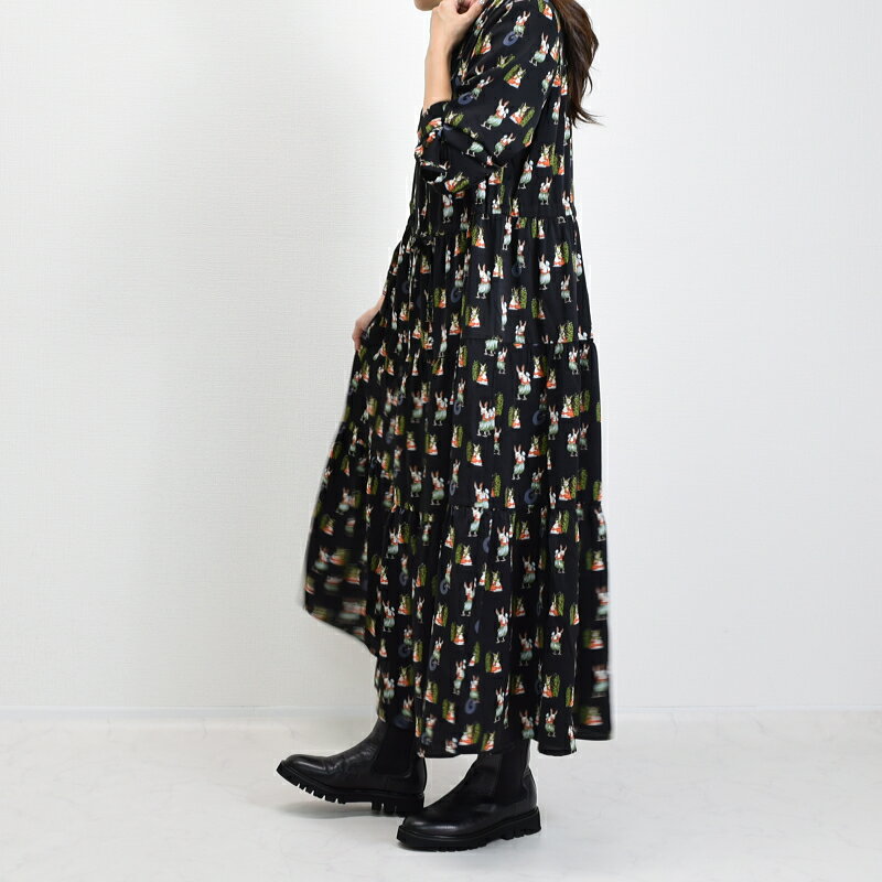 イラスト柄　ティアードロングワンピース　うさぎ柄　人形柄 大人 プリント　ワンピース　ロングワンピース　フリーサイズ　ティアードワンピース ワンピース バンドカラー 長袖 プリントワンピース 落ち感 体型カバー きれいめ