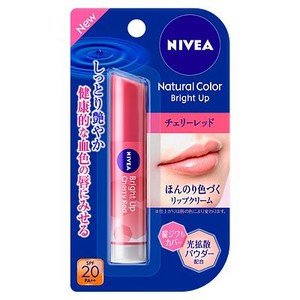 【3個セット】花王　ニベア　ナチュラルカラーリップ　ブライトアップ　チェリーレッド　3.5g×3個 商品説明 ●3個セット(3.5g×3個) 保湿成分(アミノ酸系保水成分+植物性コラーゲンC+ヒアルロン酸)配合。唇をしっとりとしたうるおいで満たし、ふっくらとしたなめらかな唇に 光拡散パウダー配合。ソフトフォーカス効果で、縦ジワが目立ちにくい唇にみせます。 元の唇や色やくすみを補正しながら、健康的な血色感をプラス 紫外線から唇を守ります。UVカット成分配合(SPF20 PA++) 成分：オリーブ果実油、ワセリン、リンゴ酸ジイソステアリル、セレシン、ミネラルオイル、ヘキサヒドロキシステアリン酸ジペンタエリスリチル、水添ココグリセリル、ラウロイルグルタミン酸ジ（フィトステリル／オクチルドデシル）、ダイマージリノール酸（フィトステリル／イソステアリル／セチル／ステアリル／ベヘニル）、メトキシケイヒ酸エチルヘキシル、トリ（カプリル酸／カプリン酸）グリセリル、ジイソステアリン酸ポリグリセリル-3、水添ポリイソブテン、ポリエチレン、キャンデリラロウ、ジメチコン、マイクロクリスタリンワックス、酢酸トコフェロール、グリチルレチン酸ステアリル、オタネニンジン根エキス、ヒアルロン酸Na、ハチミツ、トコフェロール、シリカ、水、t-ブチルメトキシジベンゾイルメタン、BHT、エタノール、（＋／−）酸化チタン、水酸化Al、硫酸Ba、黄4、青1、赤201、赤202 ※サイト上に最新の商品情報を表示するよう努めておりますが、メーカーの都合等により、商品規格・仕様（容量、パッケージ、原材料、原産国など）が変更される場合がございます。このため、実際にお届けする商品とサイト上の商品情報の表記が異なる場合がございますので、ご使用前には必ずお届けした商品の商品ラベルや注意書きをご確認ください。 発売元 花王株式会社