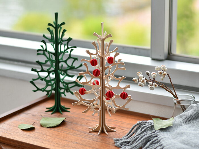 一人暮らしや狭いお部屋など大きなクリスマスツリーを設置するスペースがない場合は、棚に飾れるミニツリーがおすすめ。「lovi（ロヴィ）」のものは、4枚の板を組み立てるだけで繊細な枝が重なり合うミニツリーが完成します。棚に飾るなら、写真の25㎝の他、14㎝も◎別売りのボールオーナメントを飾ると華やかに♪