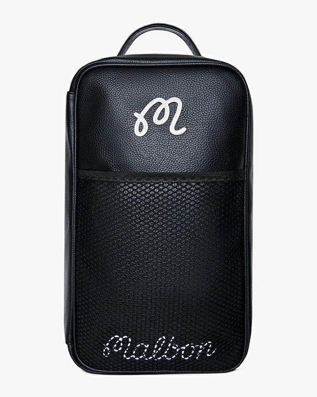 ブランド名マルボンゴルフ (Malbon Golf)商品名MALBONシューズバッグブラックM-10008シューズケース(MALBON SHOE BAG M-10008)カテゴリー スポーツ ゴルフ商品説明Malbon Golfのロゴ刺繍をあしらったプレミアムシューズバッグ。高級感のあるPUレザー素材と通気性に優れたメッシュパネルを組み合わせ、シューズを清潔な状態で保管できます。持ち運びに便利なハンドル付きで、ゴルフ場への移動や旅行時にも活躍。機能性とデザイン性を兼ね備えた、Malbon Golfらしい上質なアクセサリーです。主な特徴・素材：PU（合成皮革）またはビニールレザー・通気性を高めるメッシュパネル採用・ジッパー開閉仕様・持ち運びに便利なハンドル付き・フロントに「M」ロゴ刺繍・「Malbon」スクリプトロゴ刺繍・シューズの保管・持ち運びに最適素材表地：ポリウレタン100% 裏地：ポリエステル100%配送・支払方法について宅配（全国どこでも送料無料）広告文責：株式会社ハイブリッジ 011-776-6983区分：スポーツ用品/国内正規品原産国：中国など