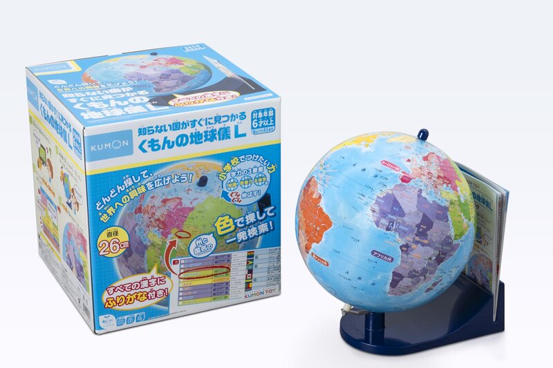 調べたい国がすぐに見つけられる、くもんの地球儀が26cmサイズで発売。 生活の中で出てきた国名を地球儀で探してみる! 見つけられなかったら『さくいんブック』で州の色と国名の色をチェック。地球儀でその色を探せばすぐに見つかります。 更に『さくいんブック』には世界のいろいろランキングや地球儀の解説・各国のクイズ問題まで、世界への興味が広がる情報が満載。 漢字が総ルビになったので、低学年のお子様でも自分で見つけやすくなっています。 対象年齢:6歳~ / セット内容:地球日×1台(26cm)・さくいんブック×1冊 安全警告 3歳未満のお子様には与えないでください。