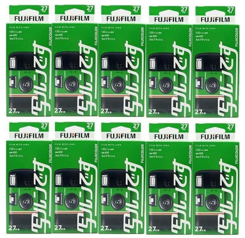 パッケージ内容: フジフイルム写ルンですスタンダードタイプ10個セット、各カメラ27枚撮り可能 フィルム性能: ISO 400フィルム搭載、鮮明な写真撮影が可能、屋内外での撮影に適しています カメラ機能: 内蔵フラッシュ付き、簡単操作で誰でも使いやすい設計、3メートルから無限遠まで撮影可能 コンパクト設計: 軽量で持ち運びに便利、イベントやパーティーでの使用に最適 保管方法: 高温多湿を避けて保管 商品紹介 富士フイルムの「写ルンです」は、手軽に写真撮影を楽しめる使い捨てカメラです。27枚撮りのスタンダードタイプで、ISO 400フィルムを内蔵しており、様々な光条件下で鮮明な写真が撮影できます。内蔵フラッシュ付きで、屋内や暗所でも安心して撮影が可能です。シンプルな操作性で、誰でも簡単に使用できるため、イベントやパーティー、旅行などの思い出作りに最適です。10個セットでの販売なので、グループ行事や学校行事などでの配布用としても便利です。コンパクトで軽量なデザインで持ち運びも簡単です。フィルム現像後は、デジタルデータとしても保存可能で、懐かしのアナログ写真の魅力を手軽に体験できます。